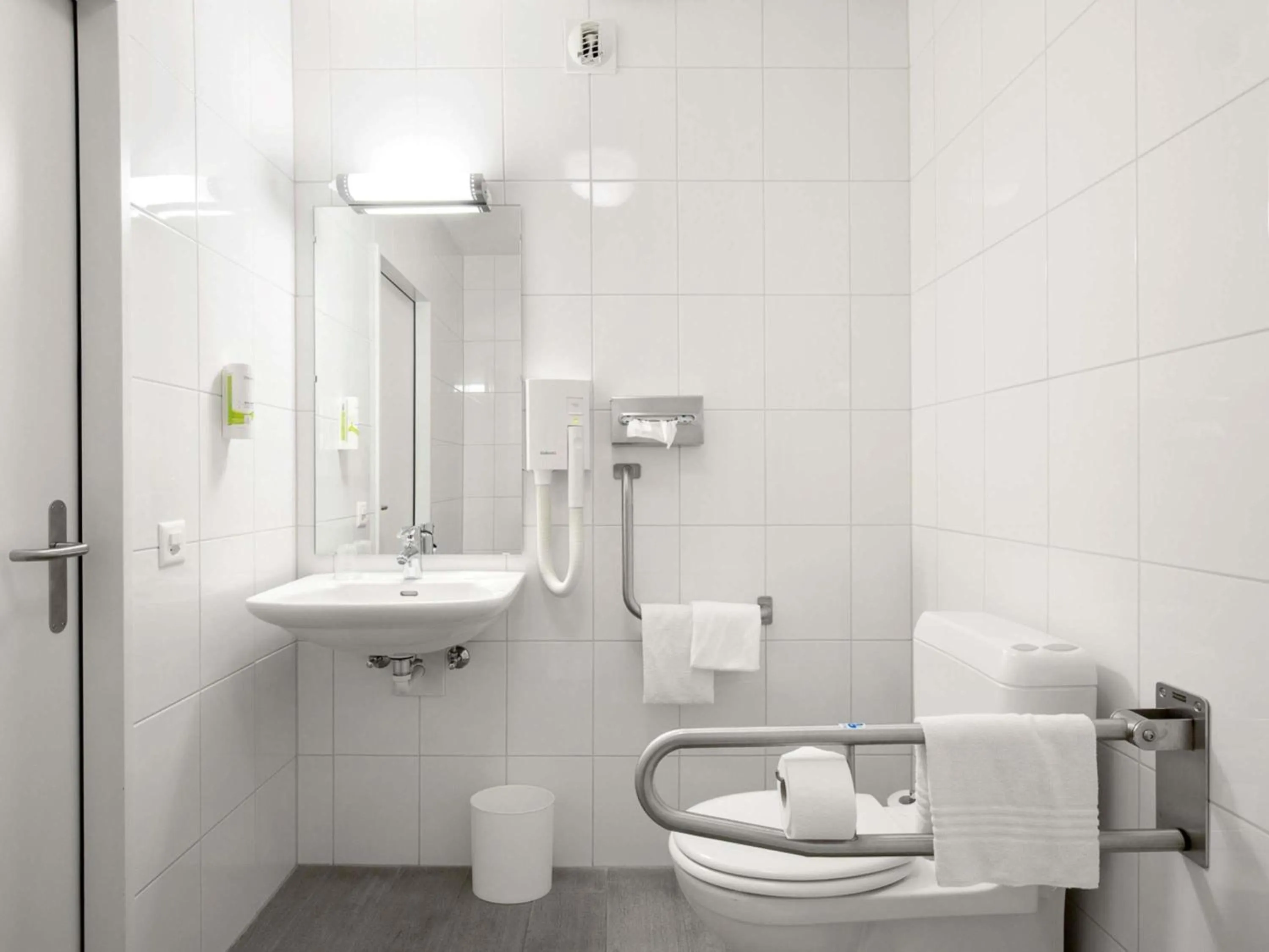 Bedroom in ibis Locarno