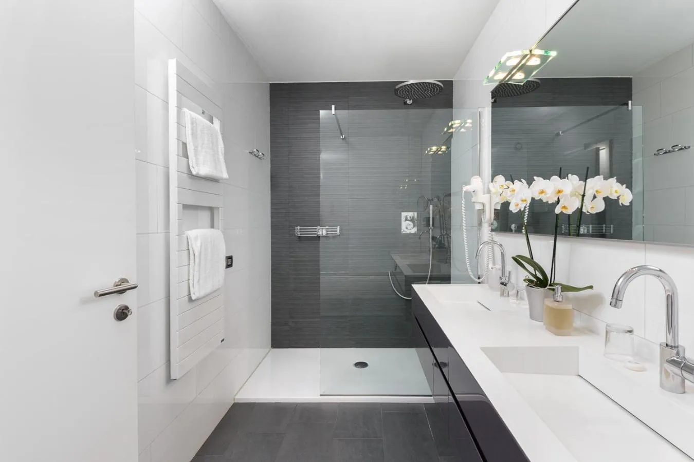 Shower in ibis Locarno