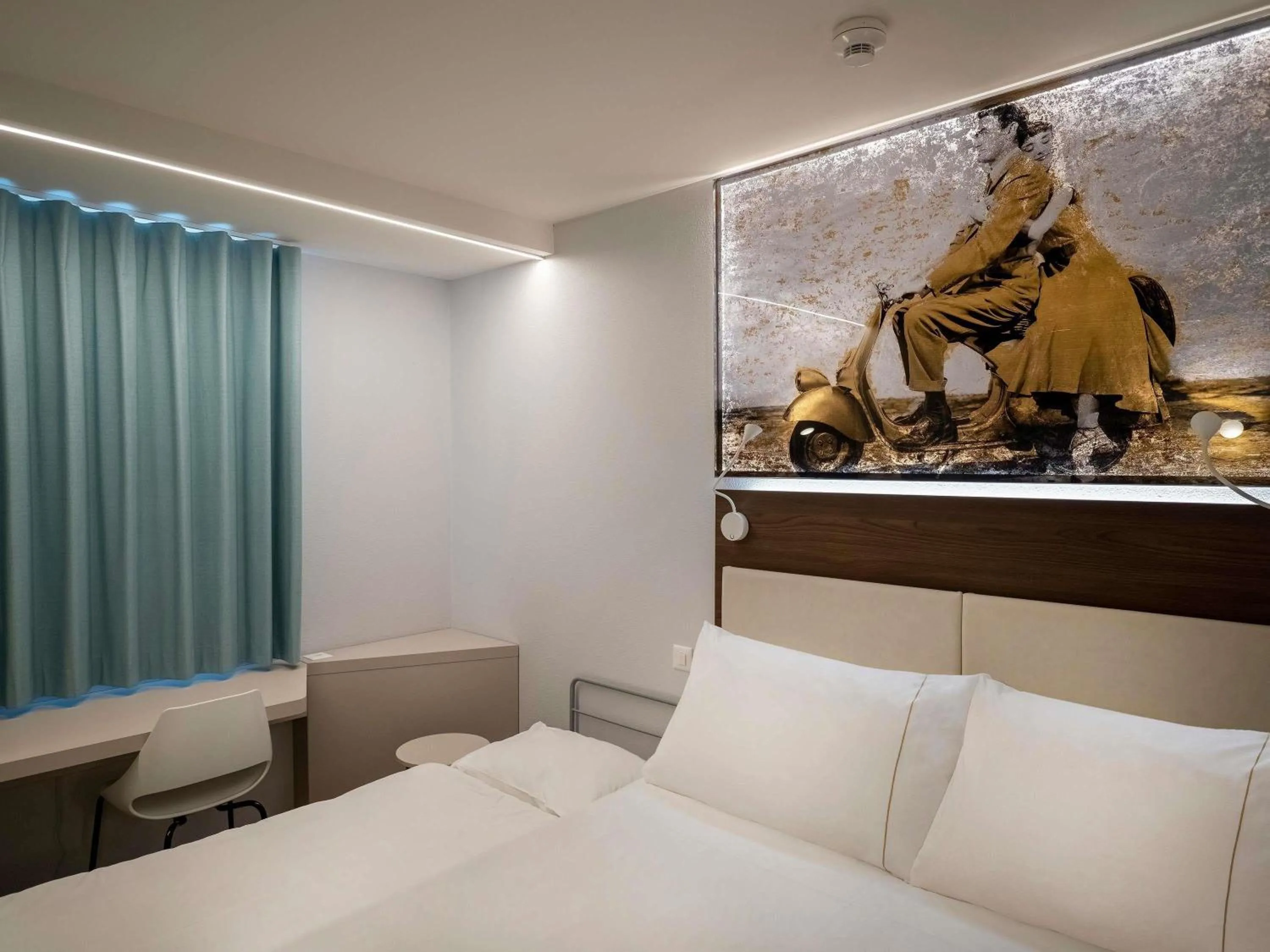 Bedroom, Bed in ibis Locarno