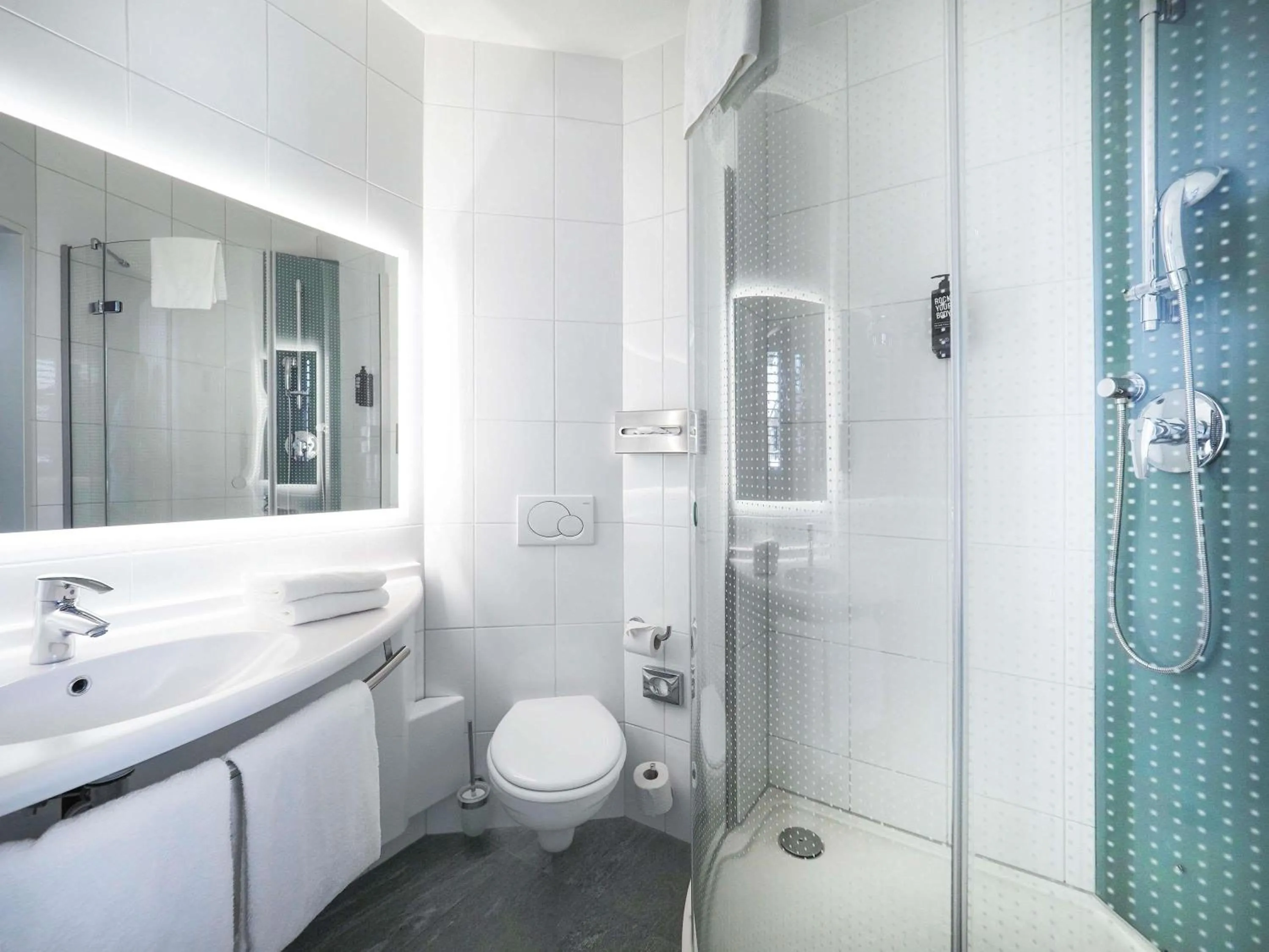 Bedroom in ibis Locarno