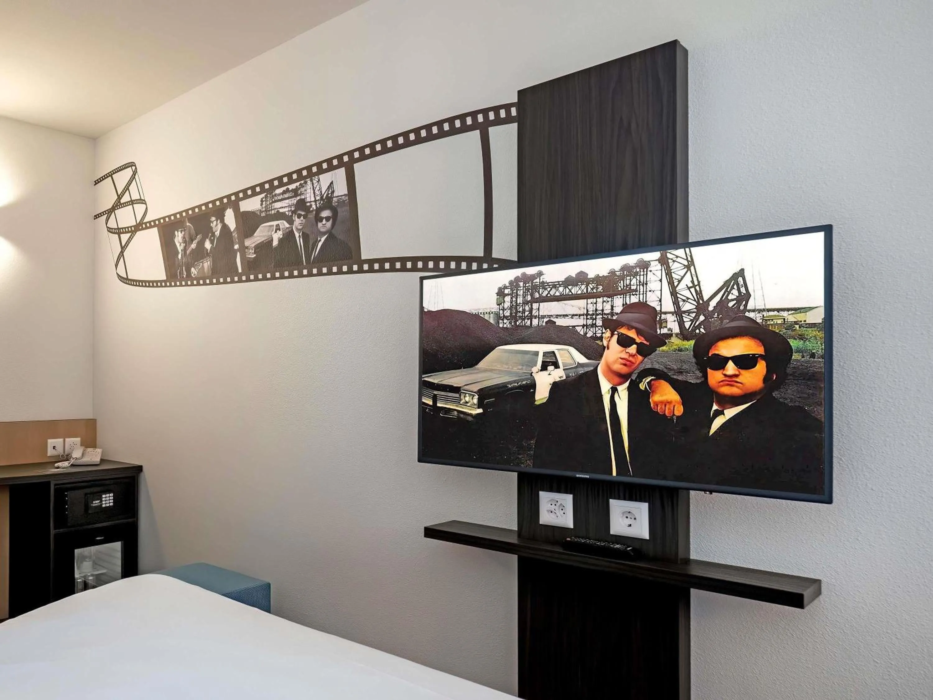 Bedroom in ibis Locarno