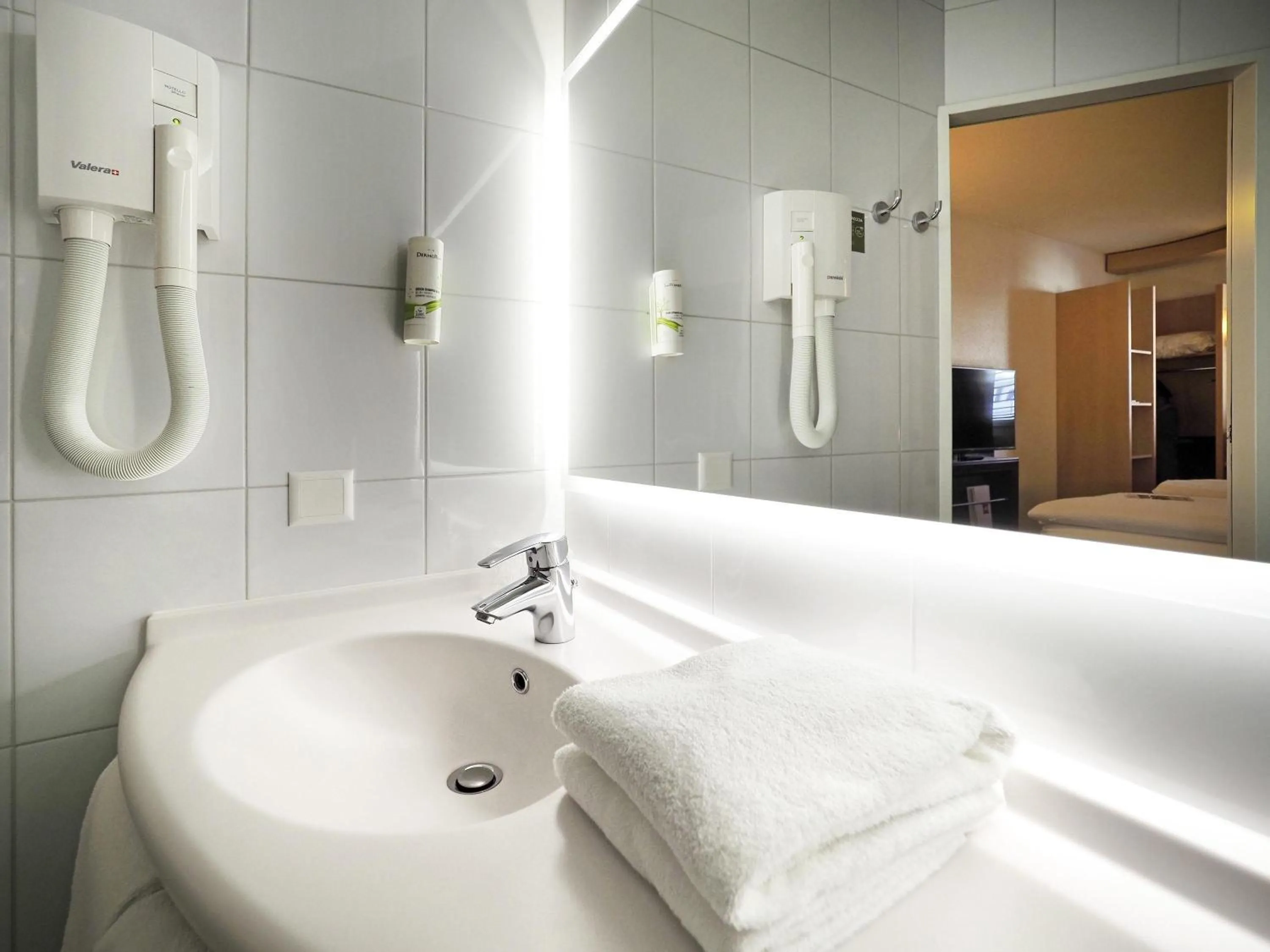 Bedroom in ibis Locarno