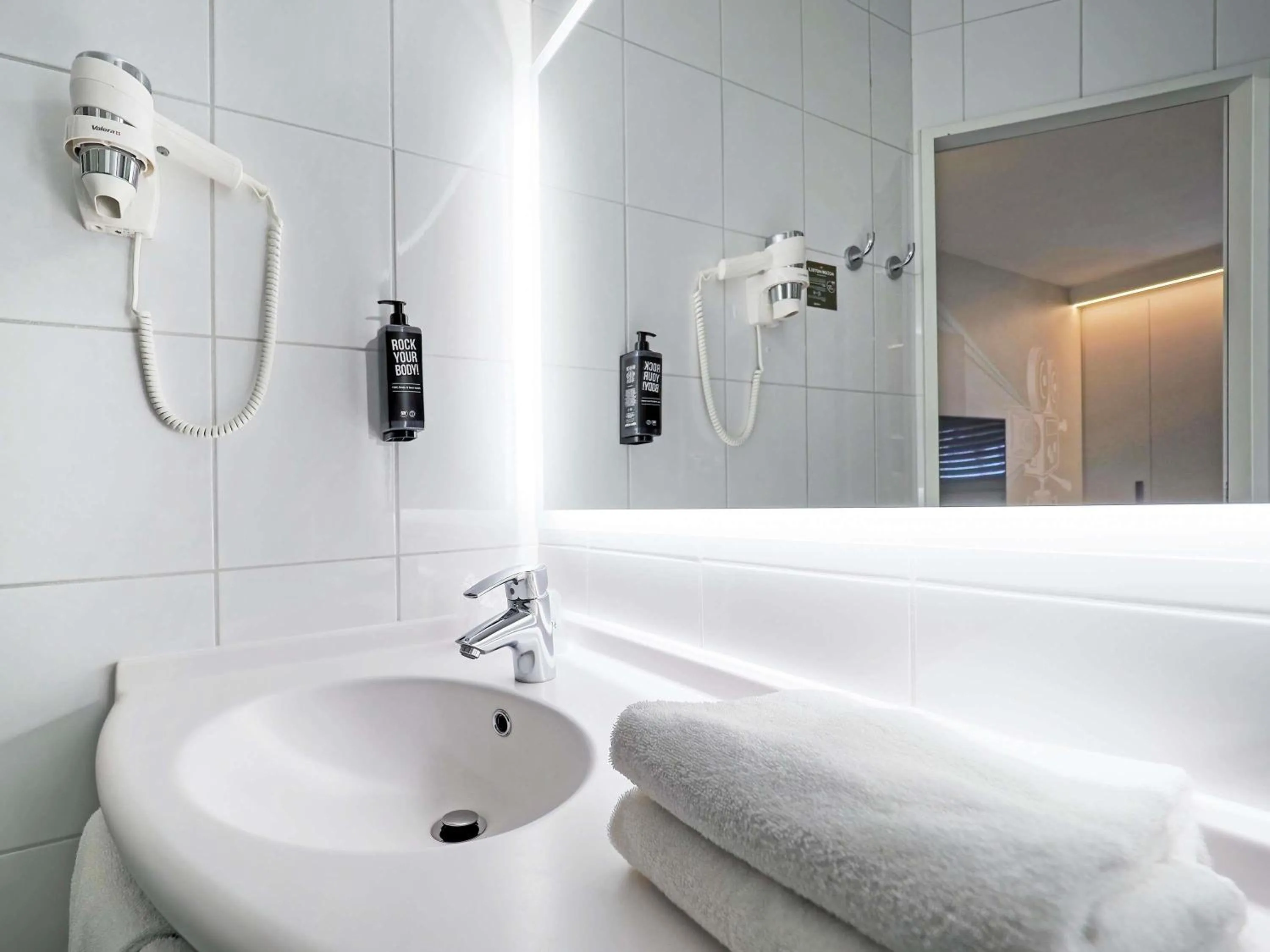 Bedroom in ibis Locarno