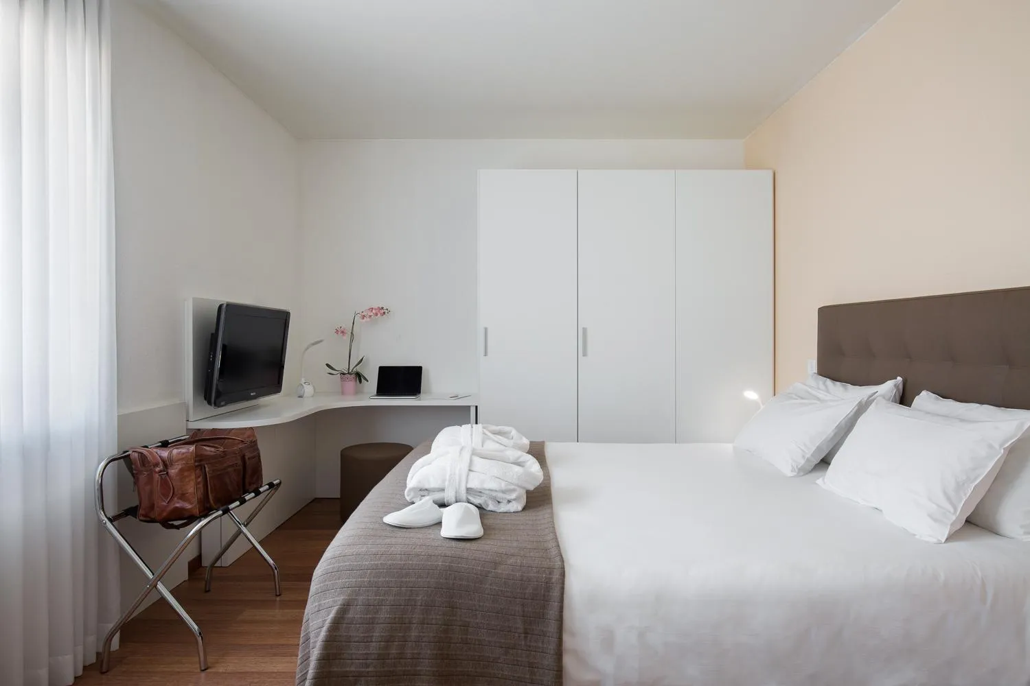 Bedroom, Bed in ibis Locarno