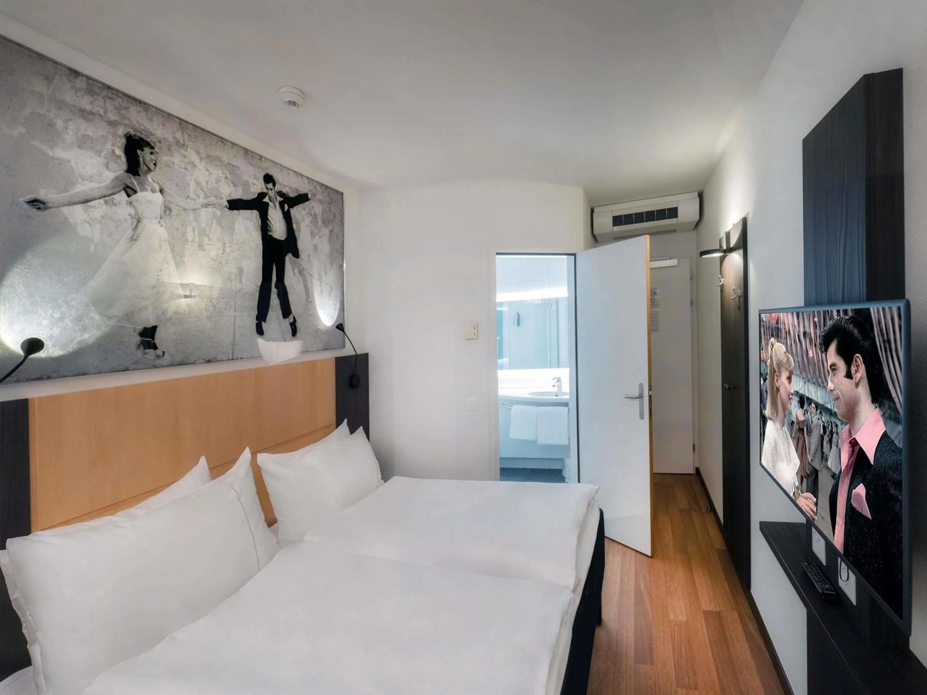 Bedroom, Bed in ibis Locarno