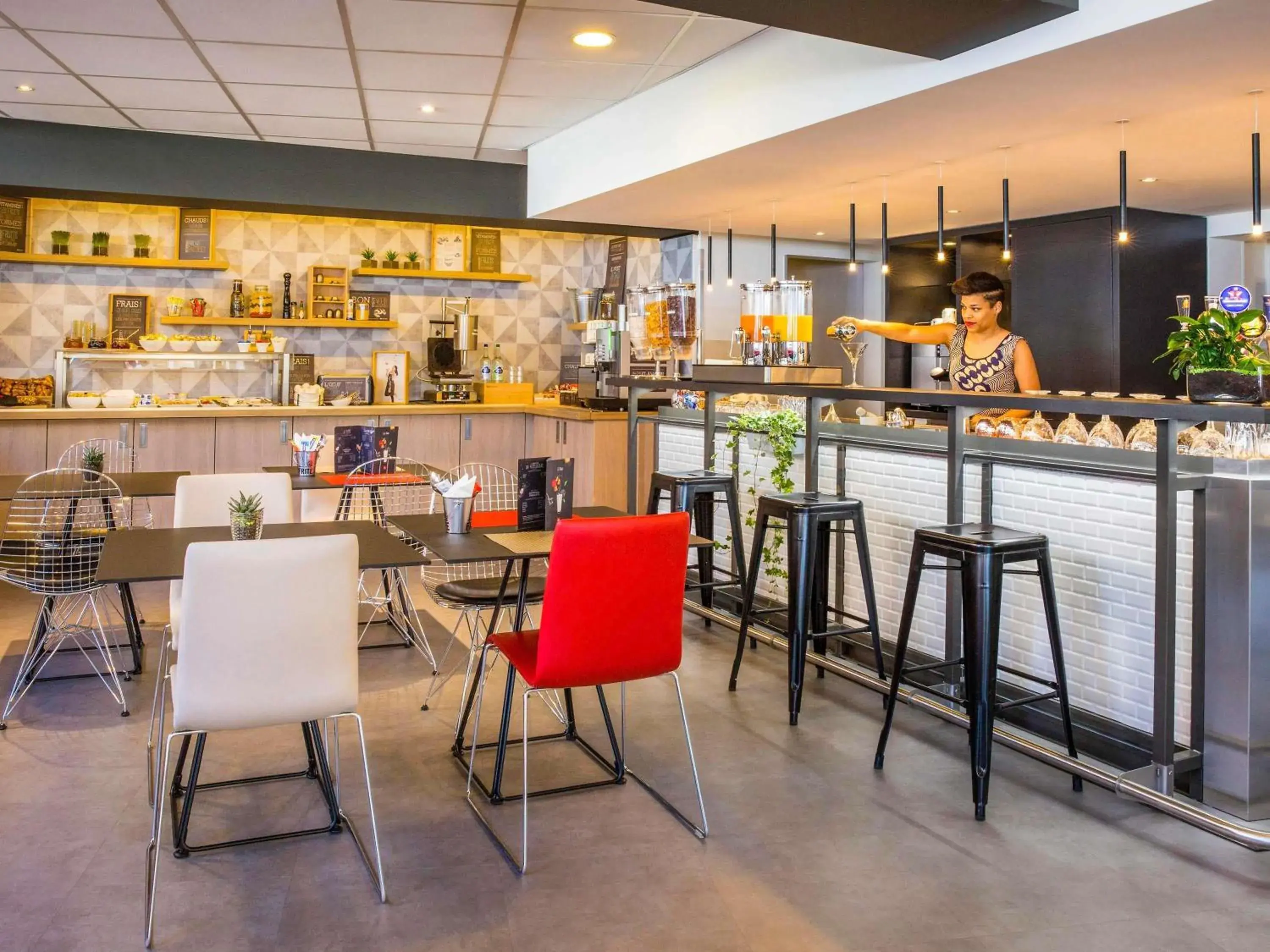 Lounge or bar in ibis Lausanne Centre Lounge or bar in ibis Lausanne Centre