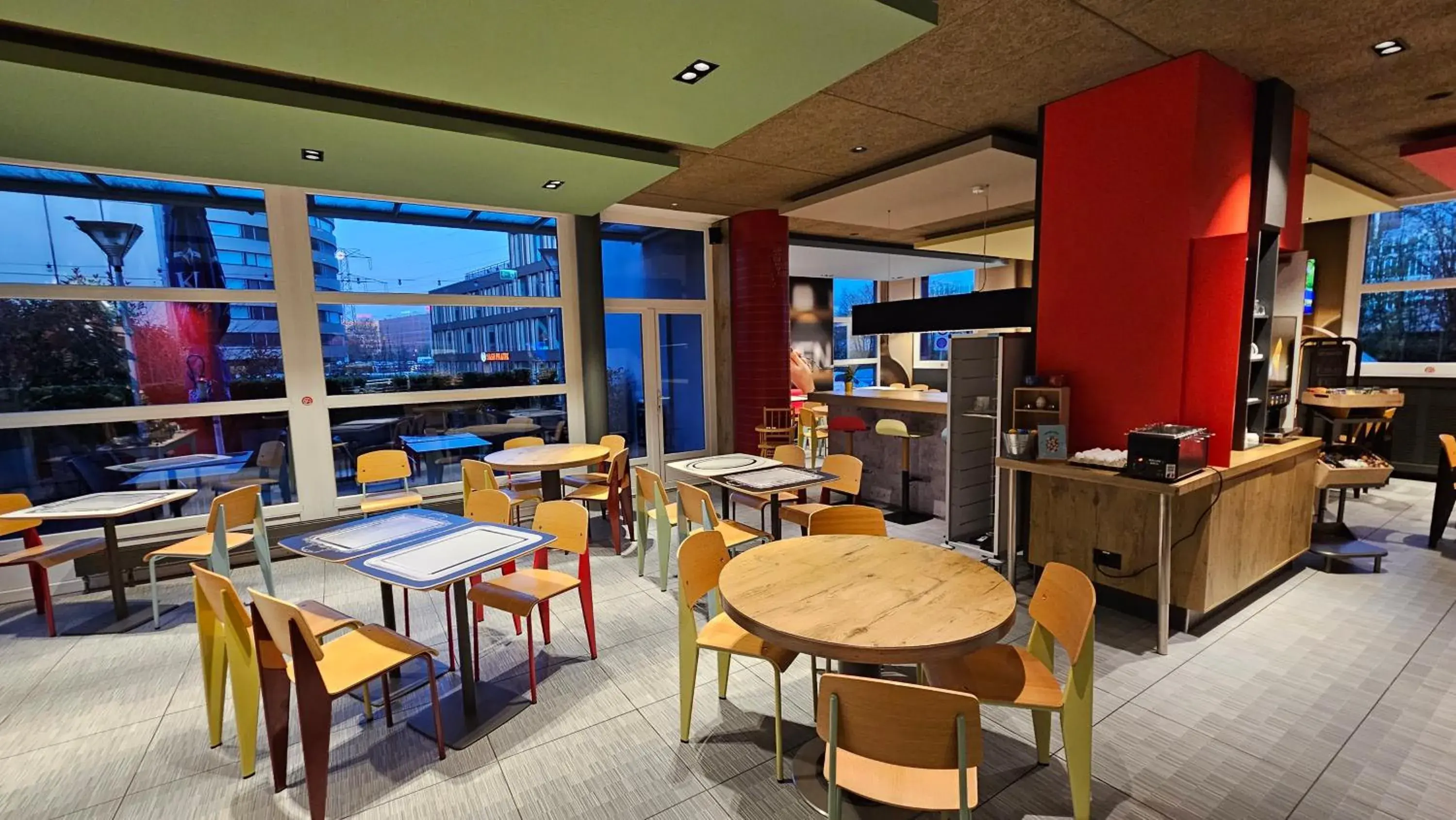 Restaurant/places to eat in ibis Genève Aéroport Restaurant/places to eat in ibis Genève Aéroport