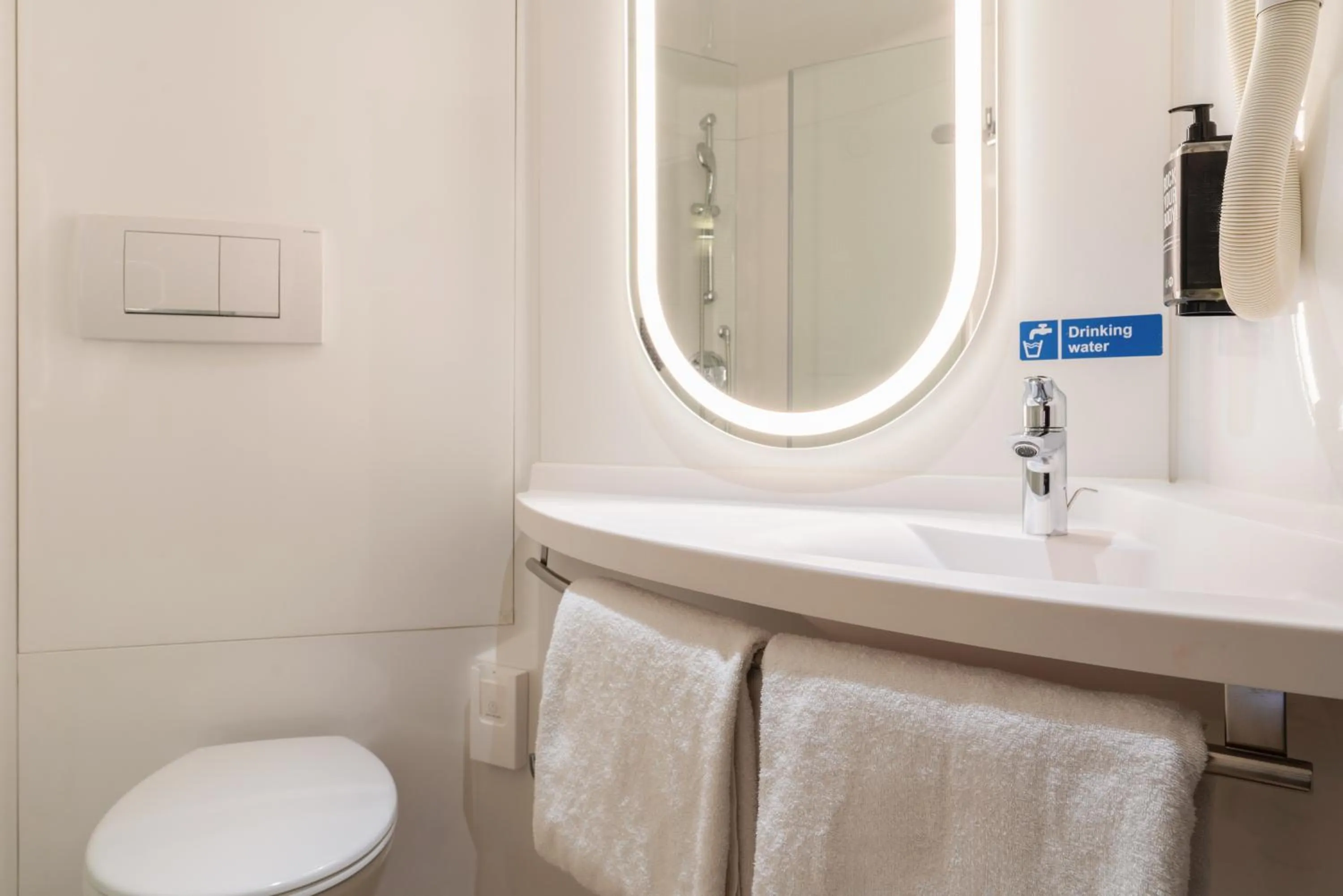 Bathroom in ibis Genève Aéroport