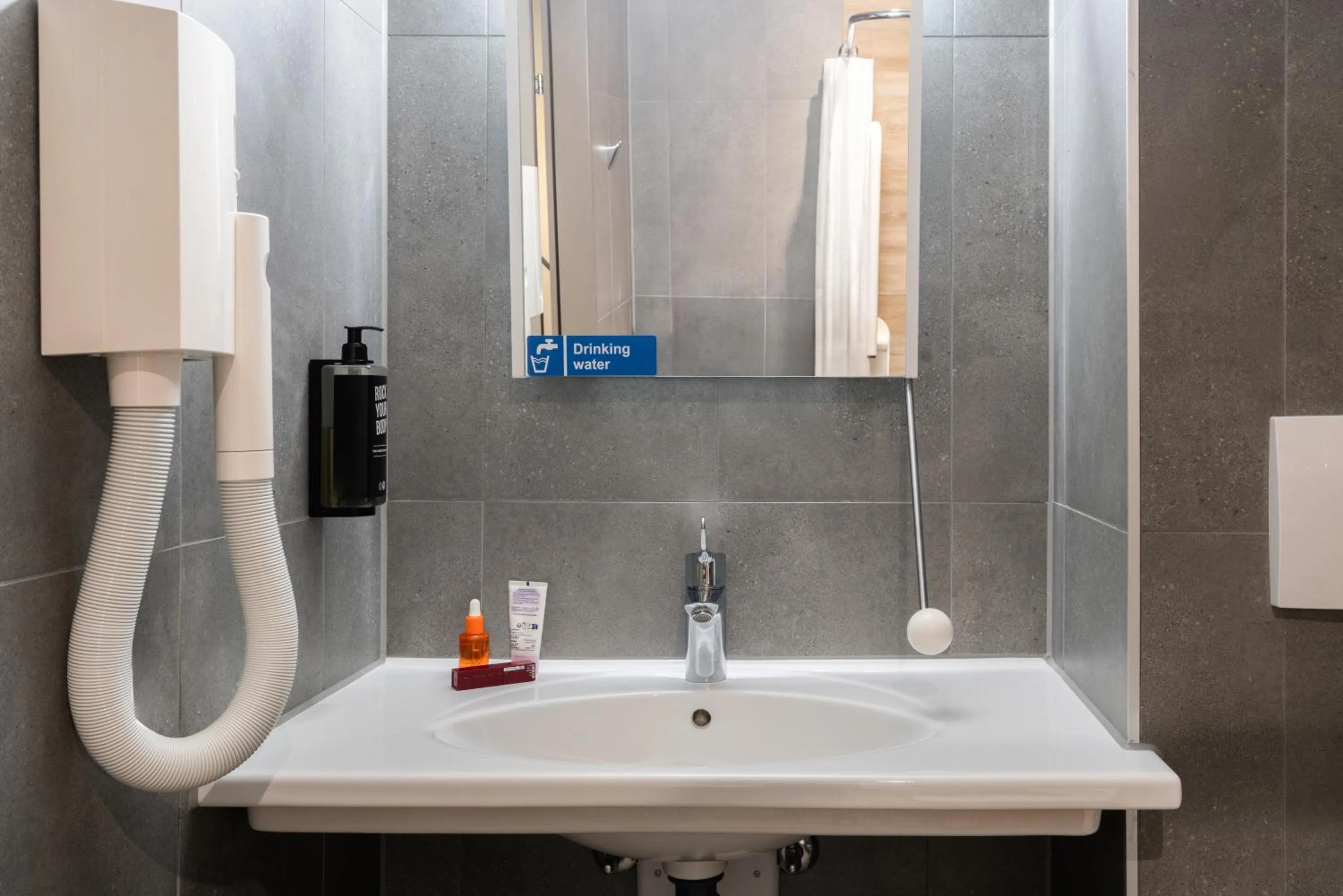 Bathroom in ibis Genève Aéroport