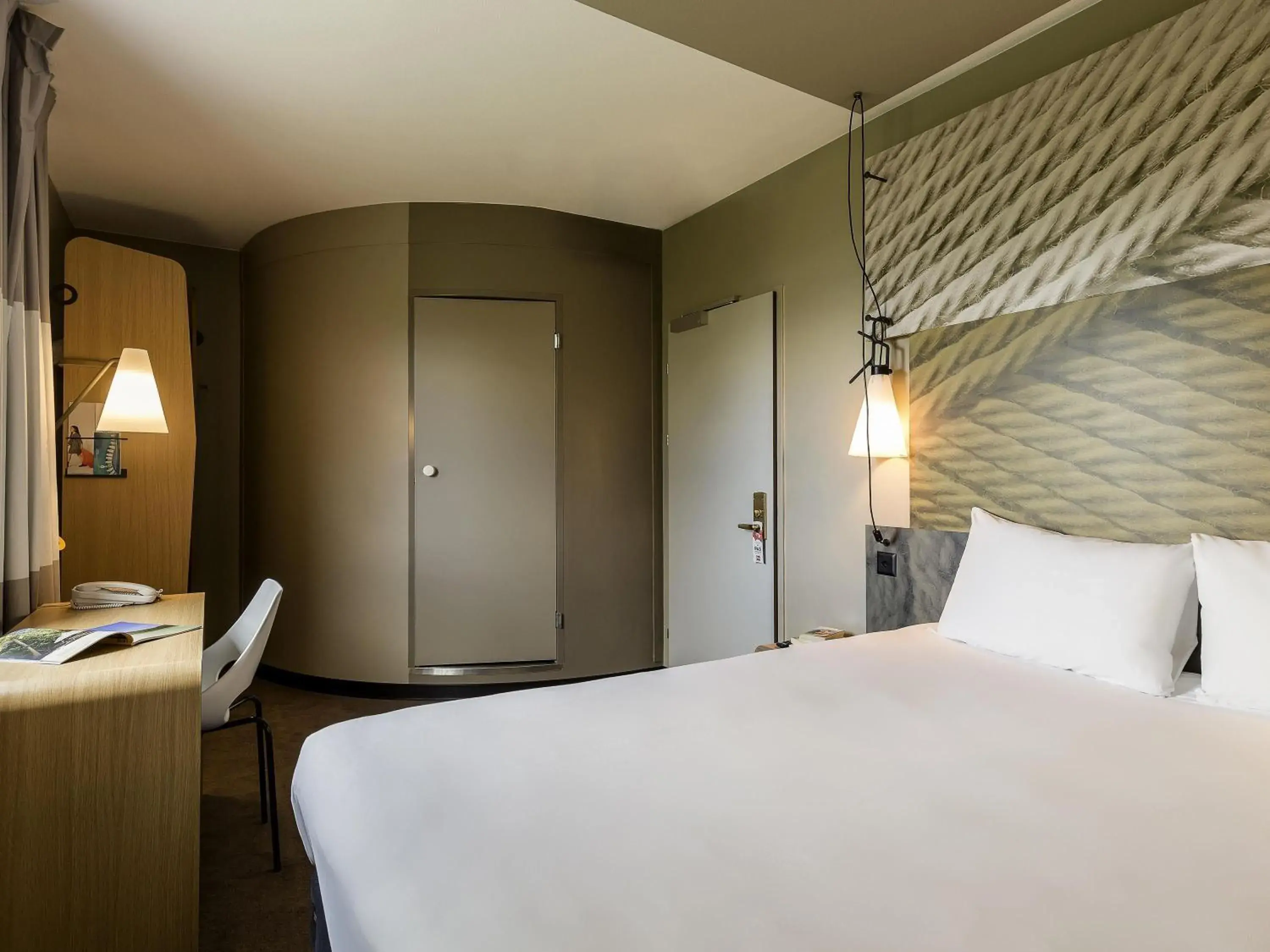 Bedroom, Bed in ibis Genève Aéroport Bedroom, Bed in ibis Genève Aéroport