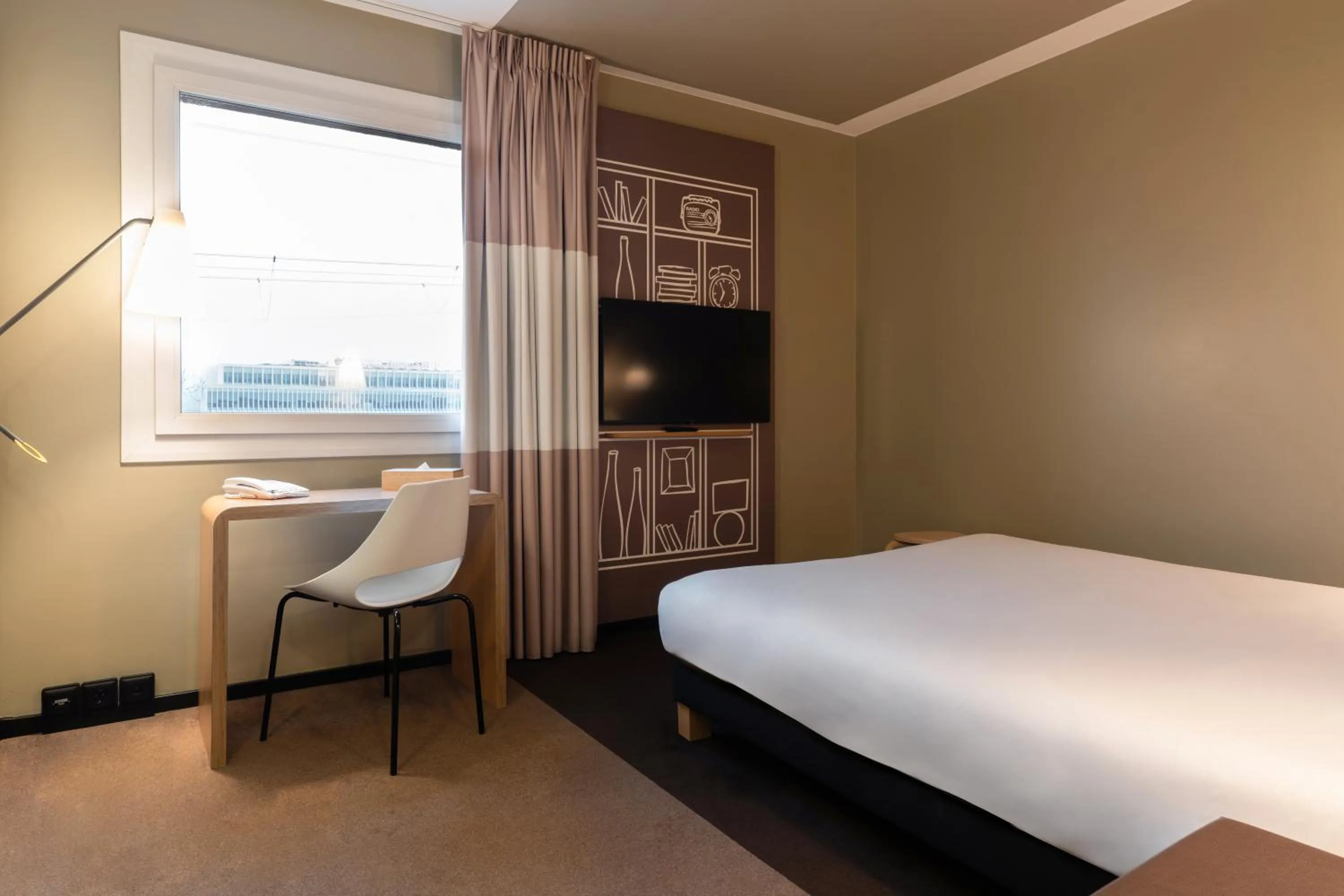 Photo of the whole room, Bed in ibis Genève Aéroport