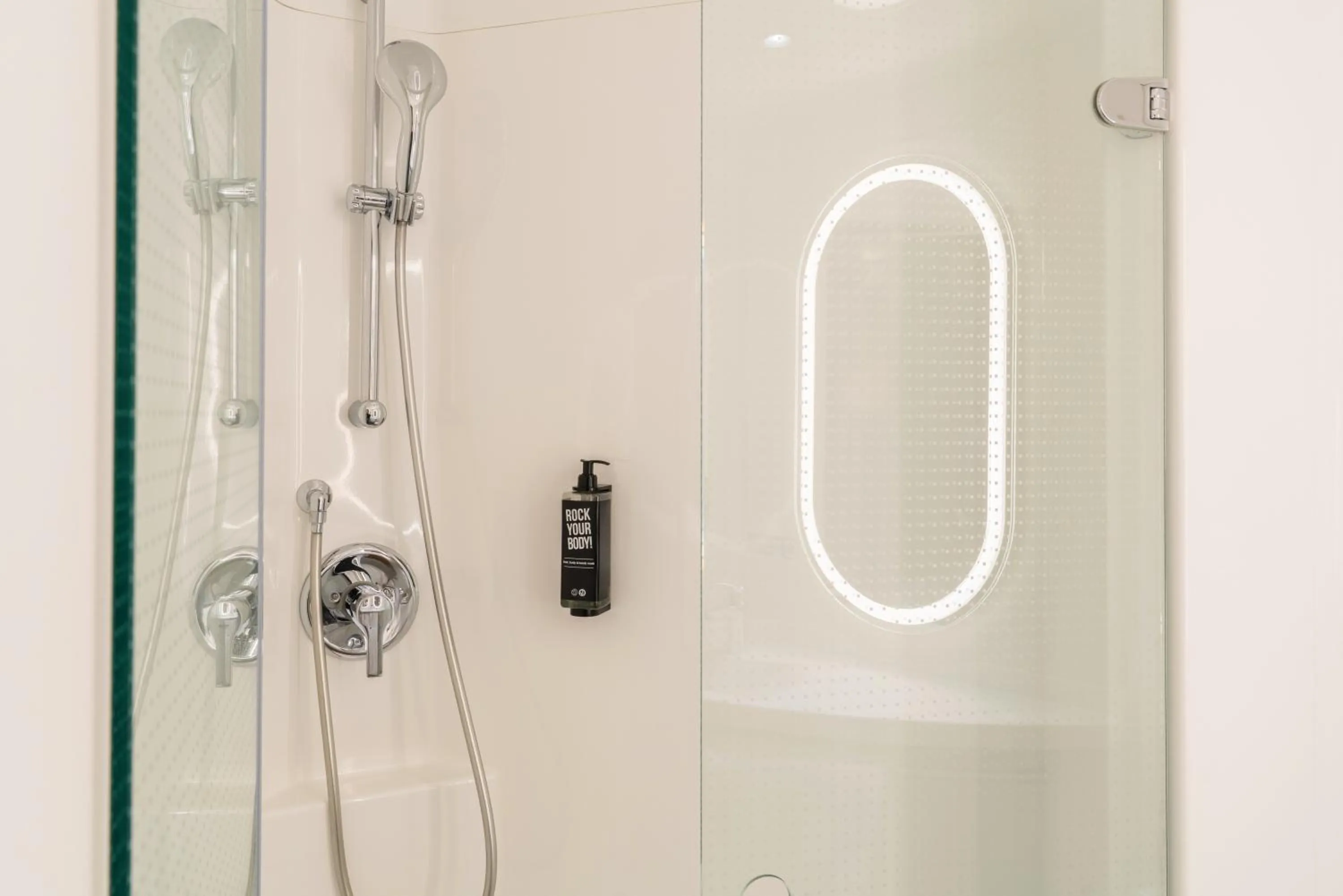 Bathroom in ibis Genève Aéroport