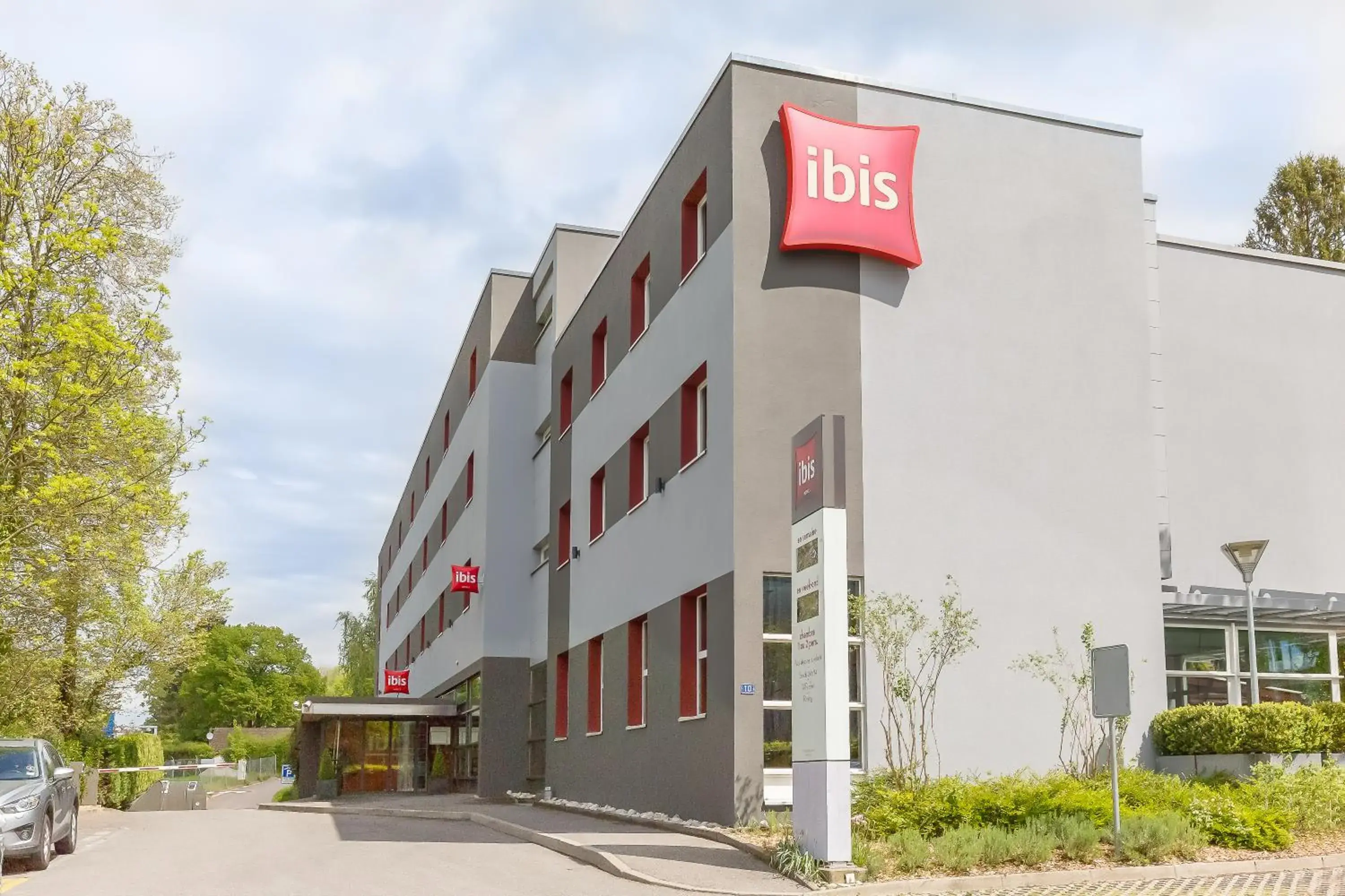 Facade/entrance in ibis Genève Aéroport Facade/entrance in ibis Genève Aéroport