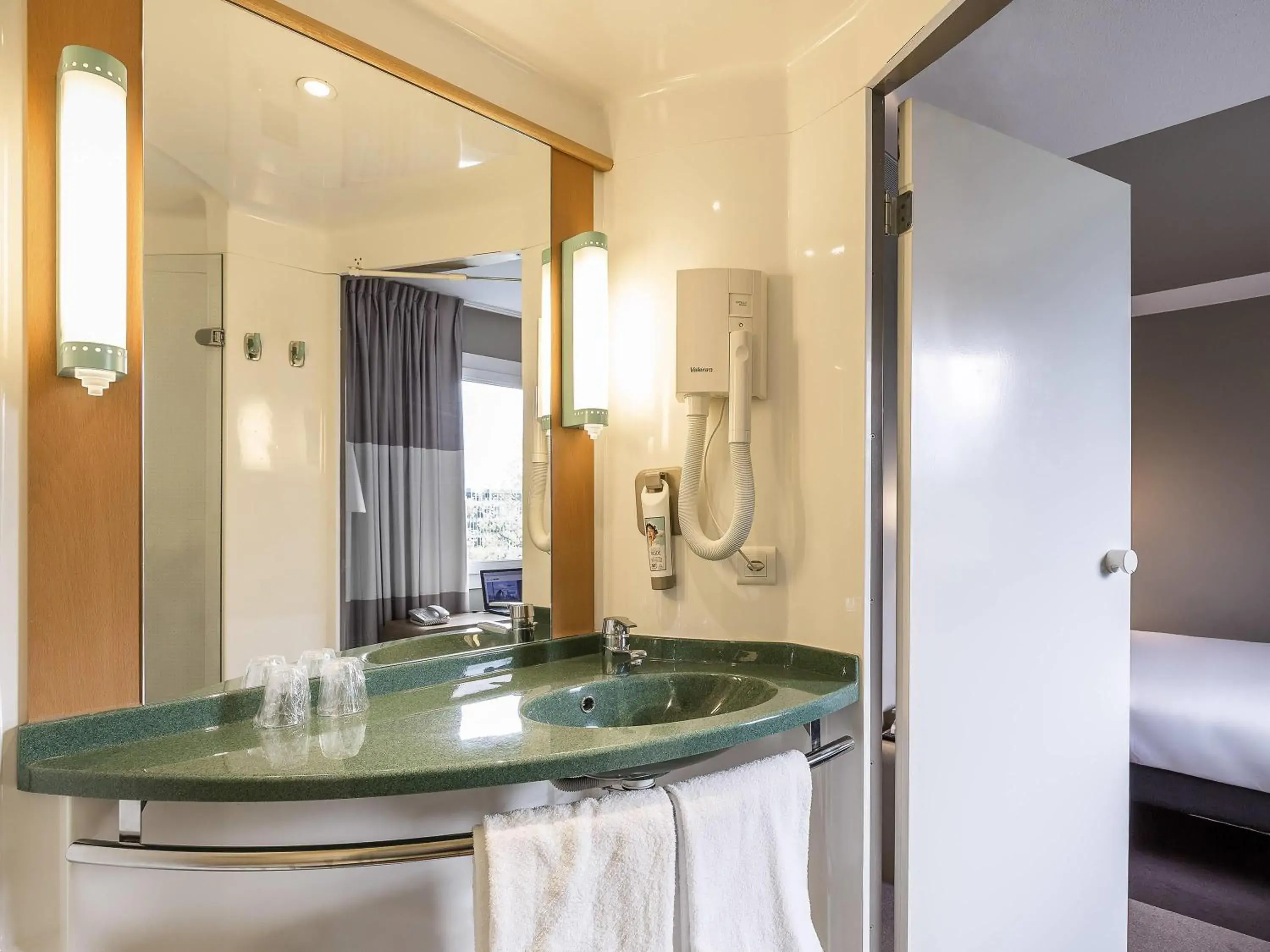 Bedroom, Bed in ibis Genève Aéroport Bedroom, Bed in ibis Genève Aéroport