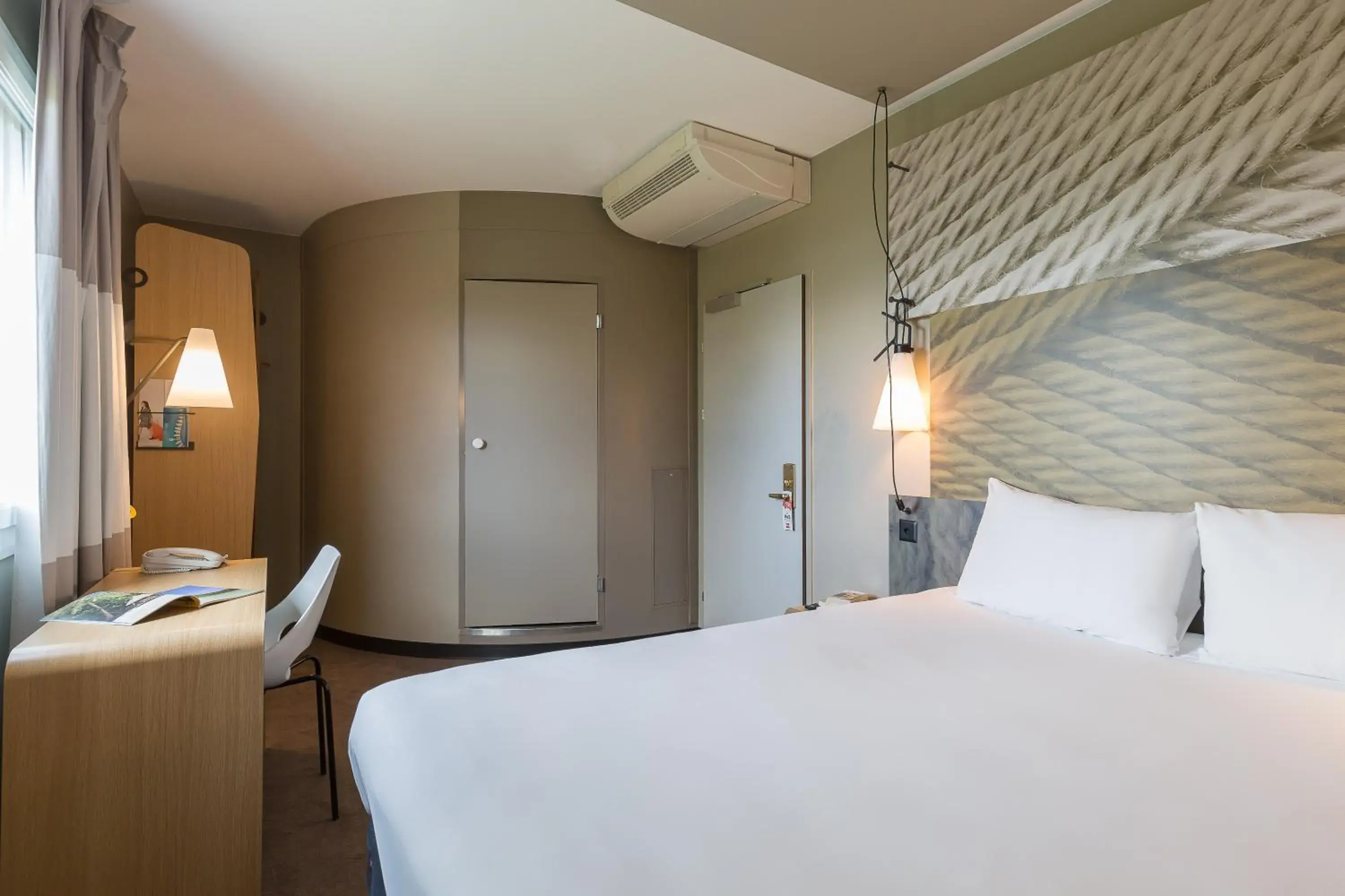 Bedroom, Bed in ibis Genève Aéroport Bedroom, Bed in ibis Genève Aéroport