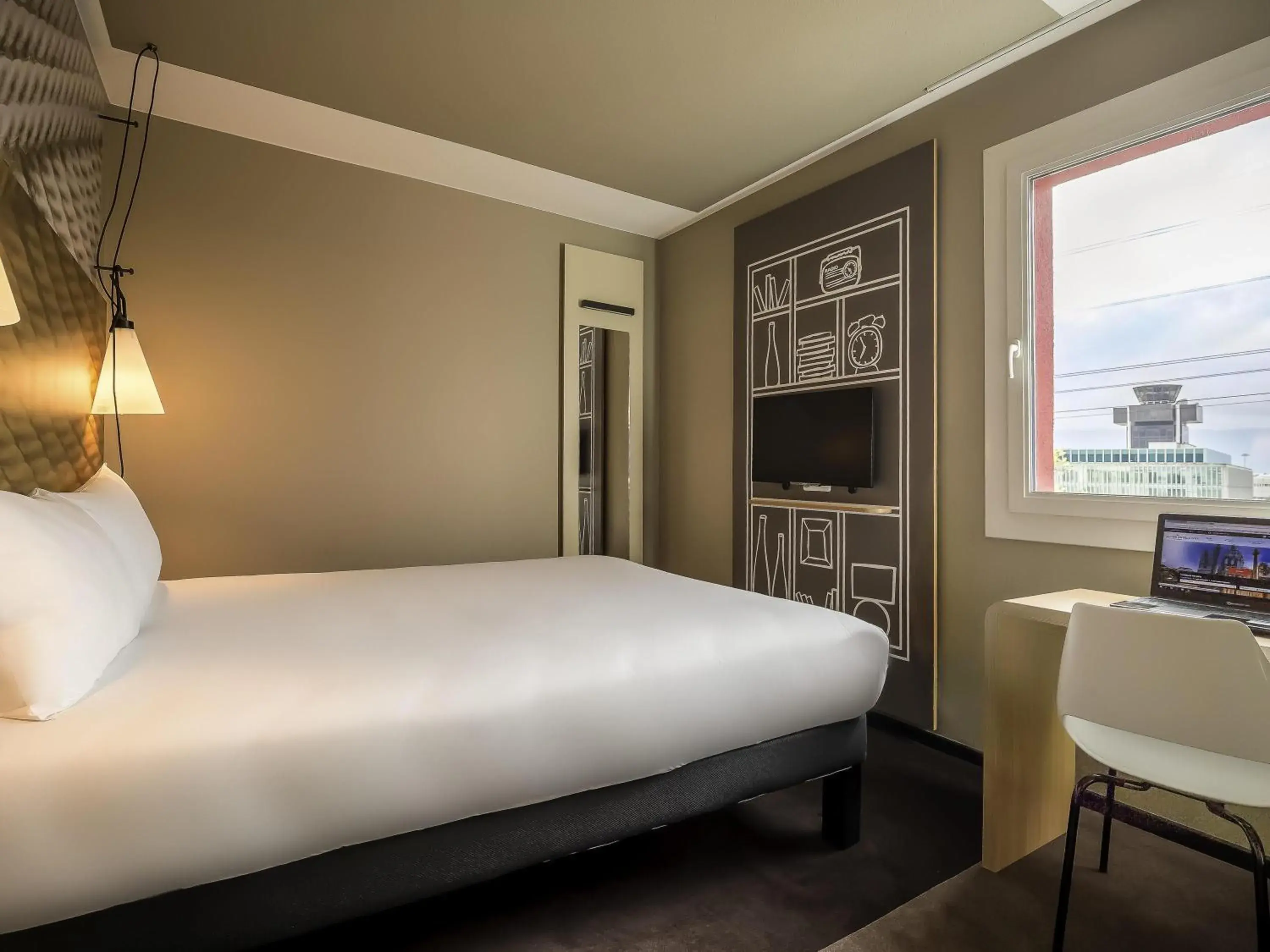 Bedroom, Bed in ibis Genève Aéroport Bedroom, Bed in ibis Genève Aéroport
