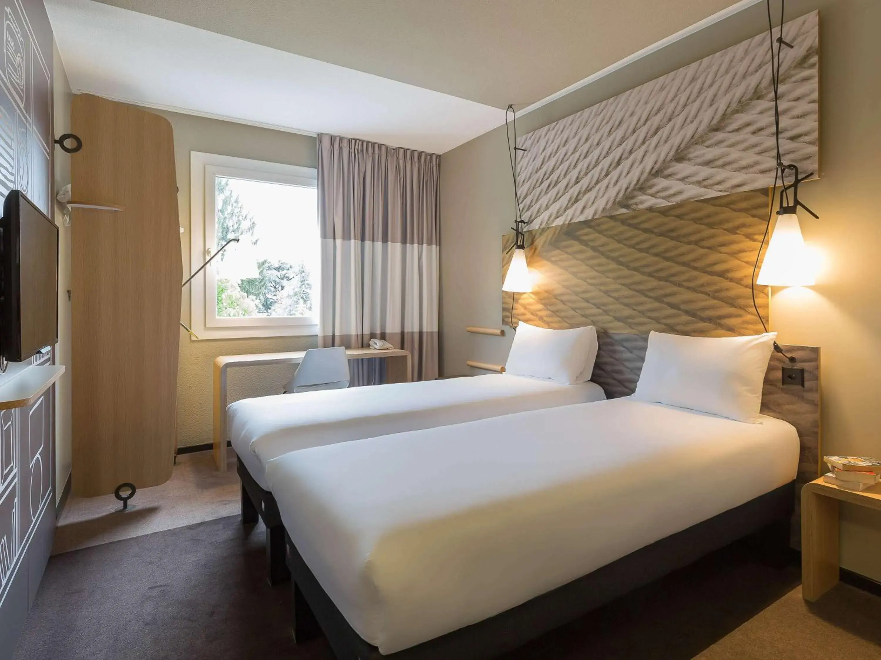 Bedroom, Bed in ibis Genève Aéroport Bedroom, Bed in ibis Genève Aéroport
