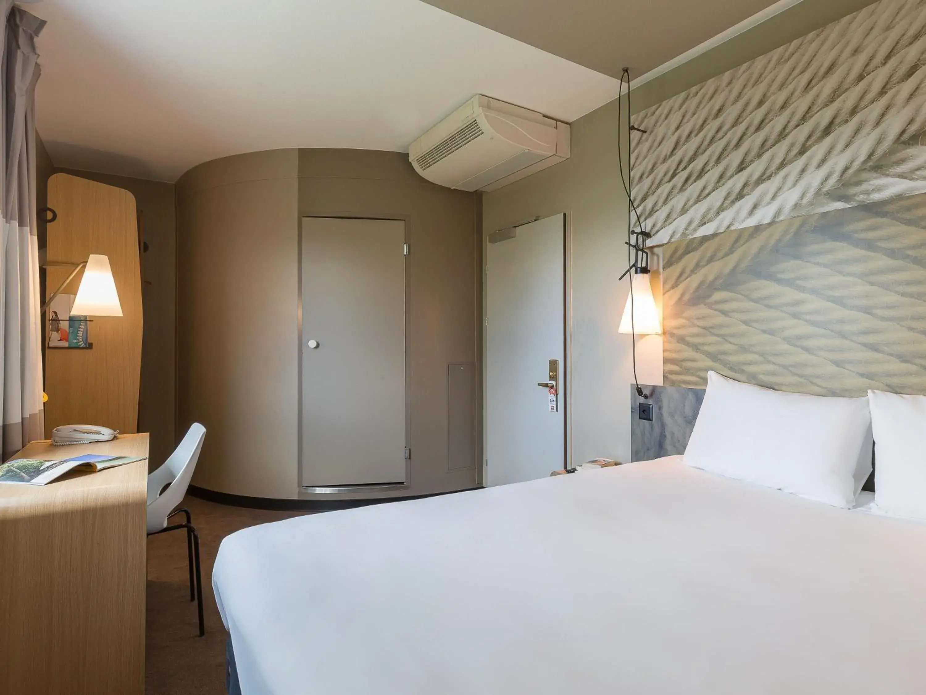 Bedroom, Bed in ibis Genève Aéroport Bedroom, Bed in ibis Genève Aéroport