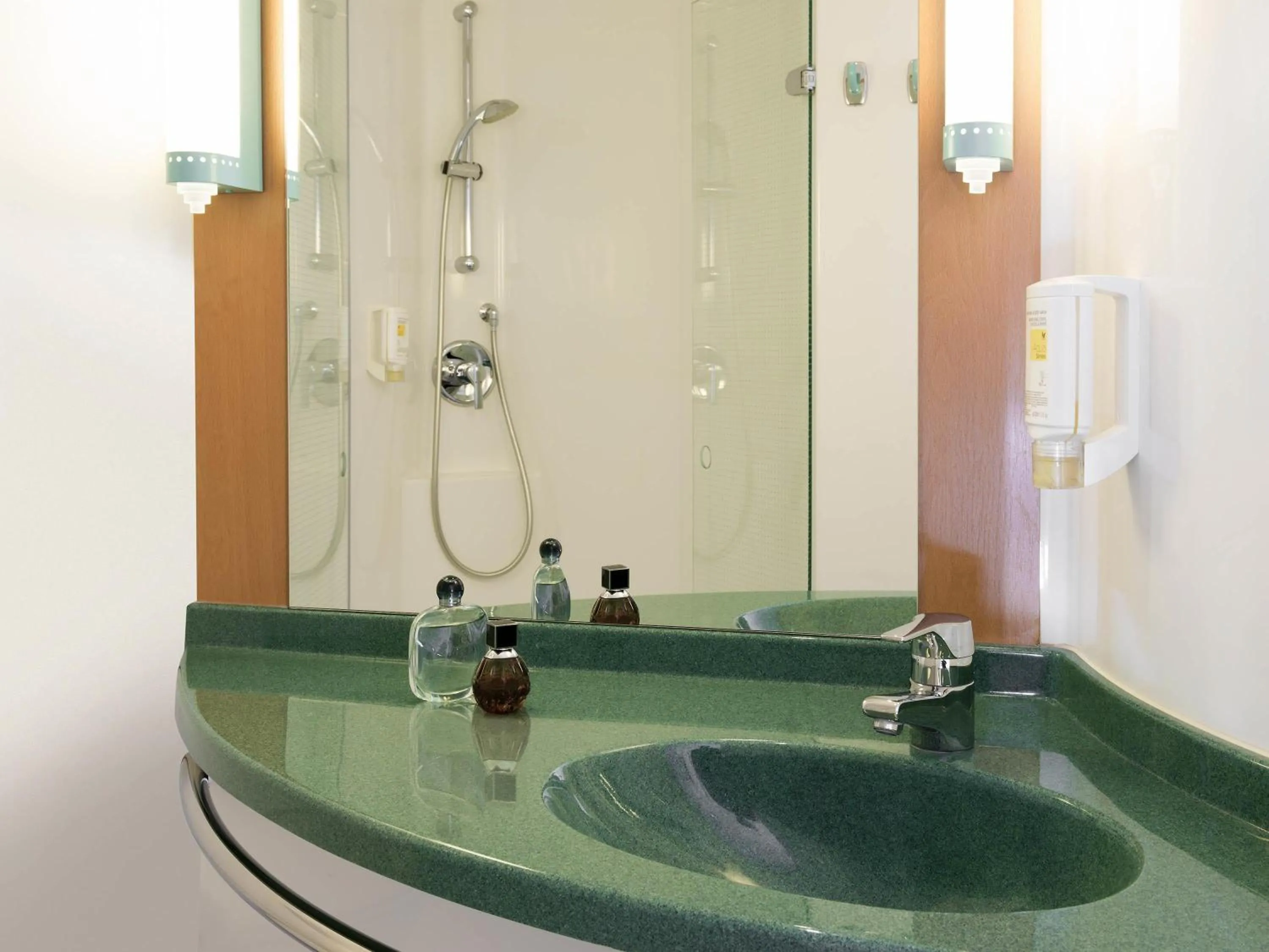 Bedroom in ibis Genève Aéroport