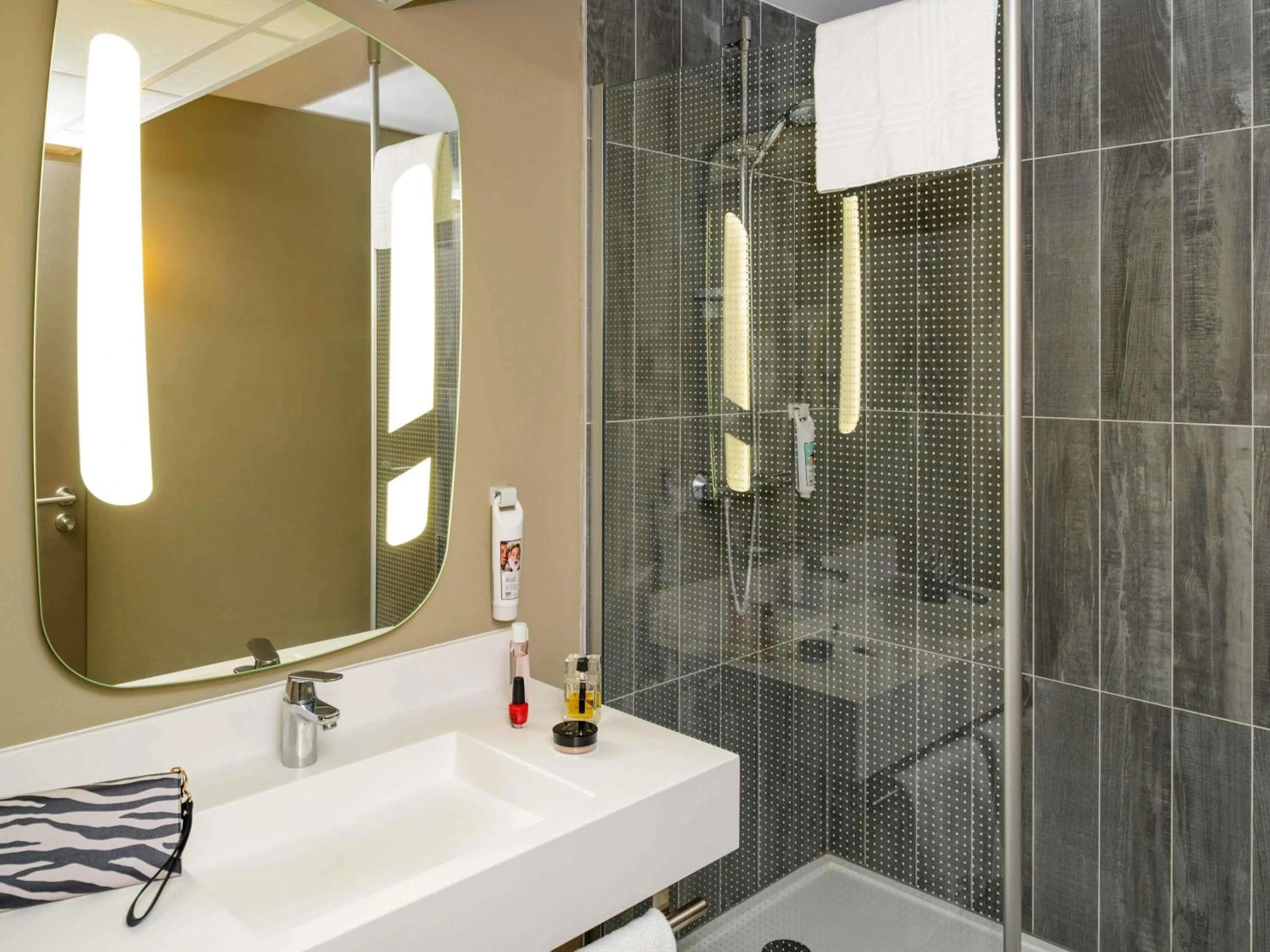 Bedroom in ibis Genève Centre Gare