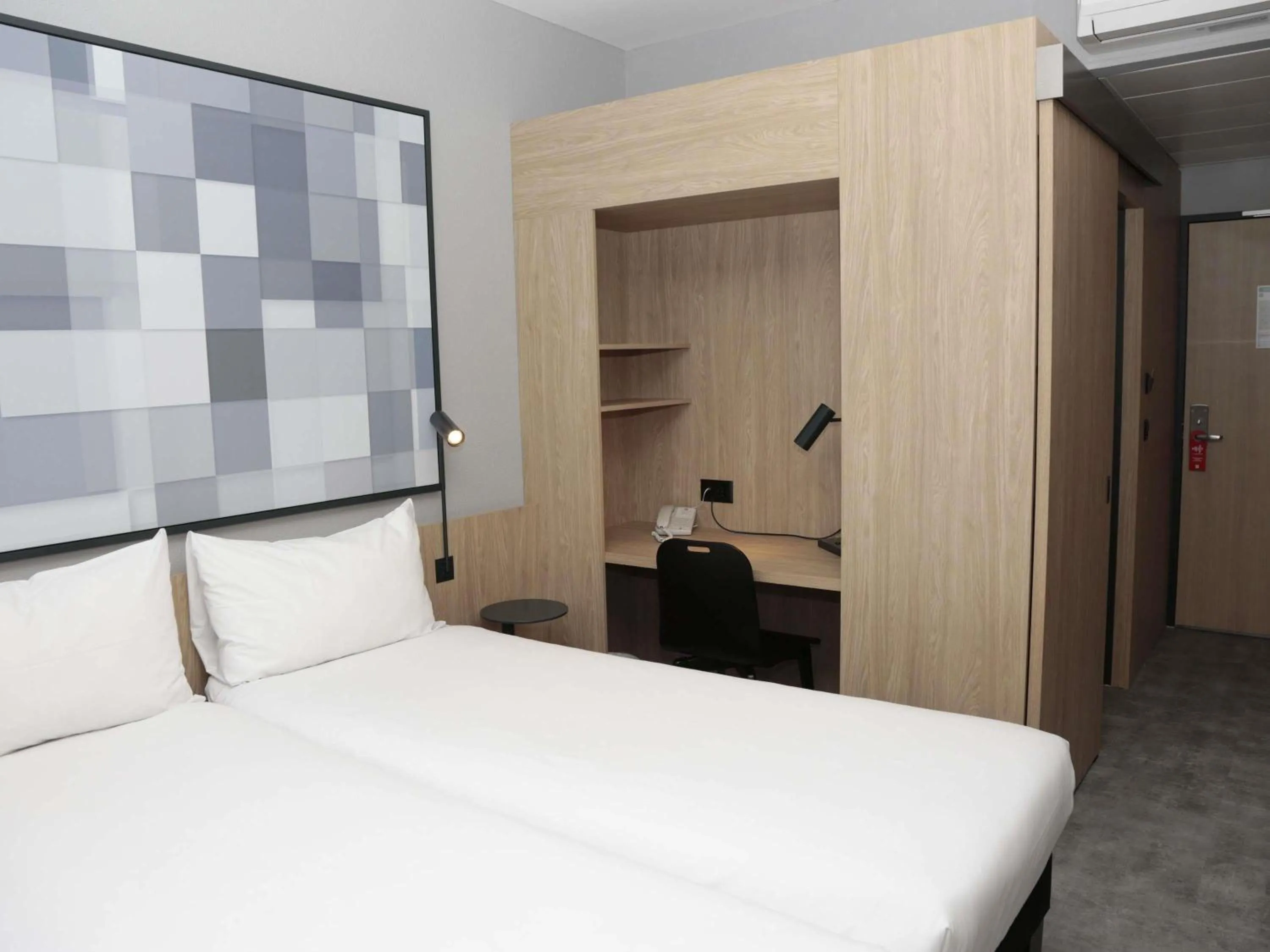 Bedroom, Bed in ibis Chur