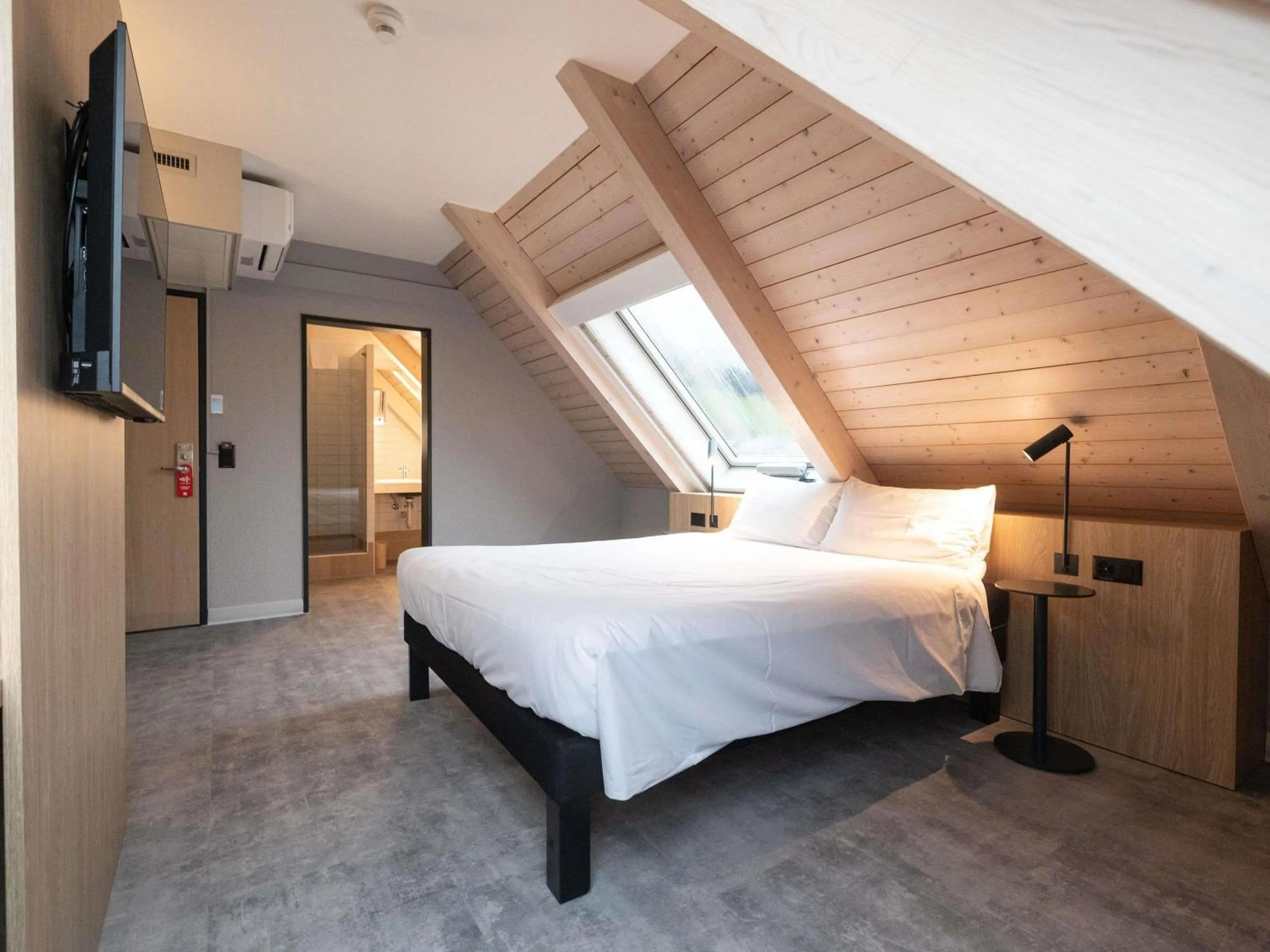 Bedroom, Bed in ibis Chur