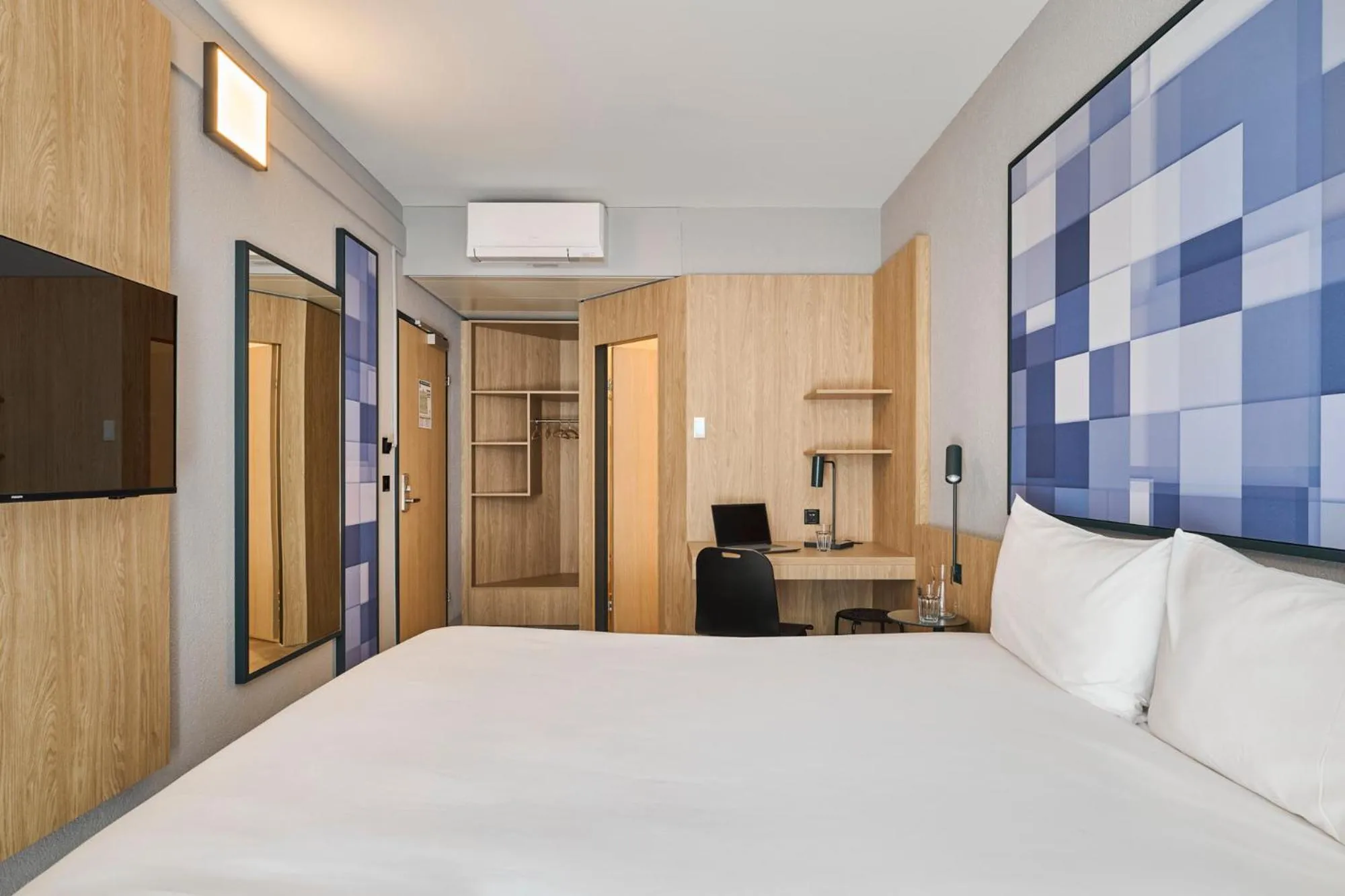 Bedroom, Bed in ibis Chur