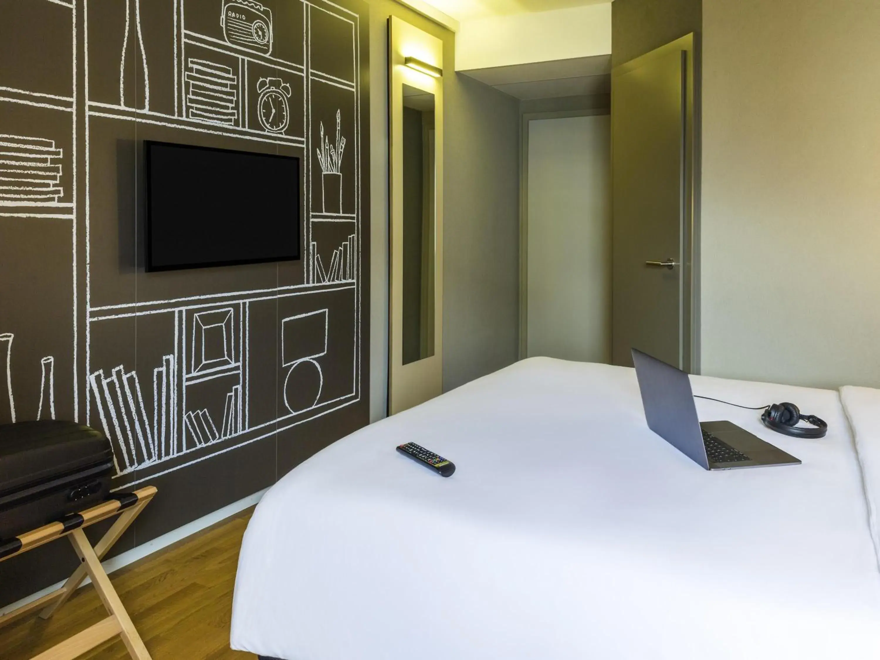 Bedroom, Bed in Ibis Sion Bedroom, Bed in Ibis Sion