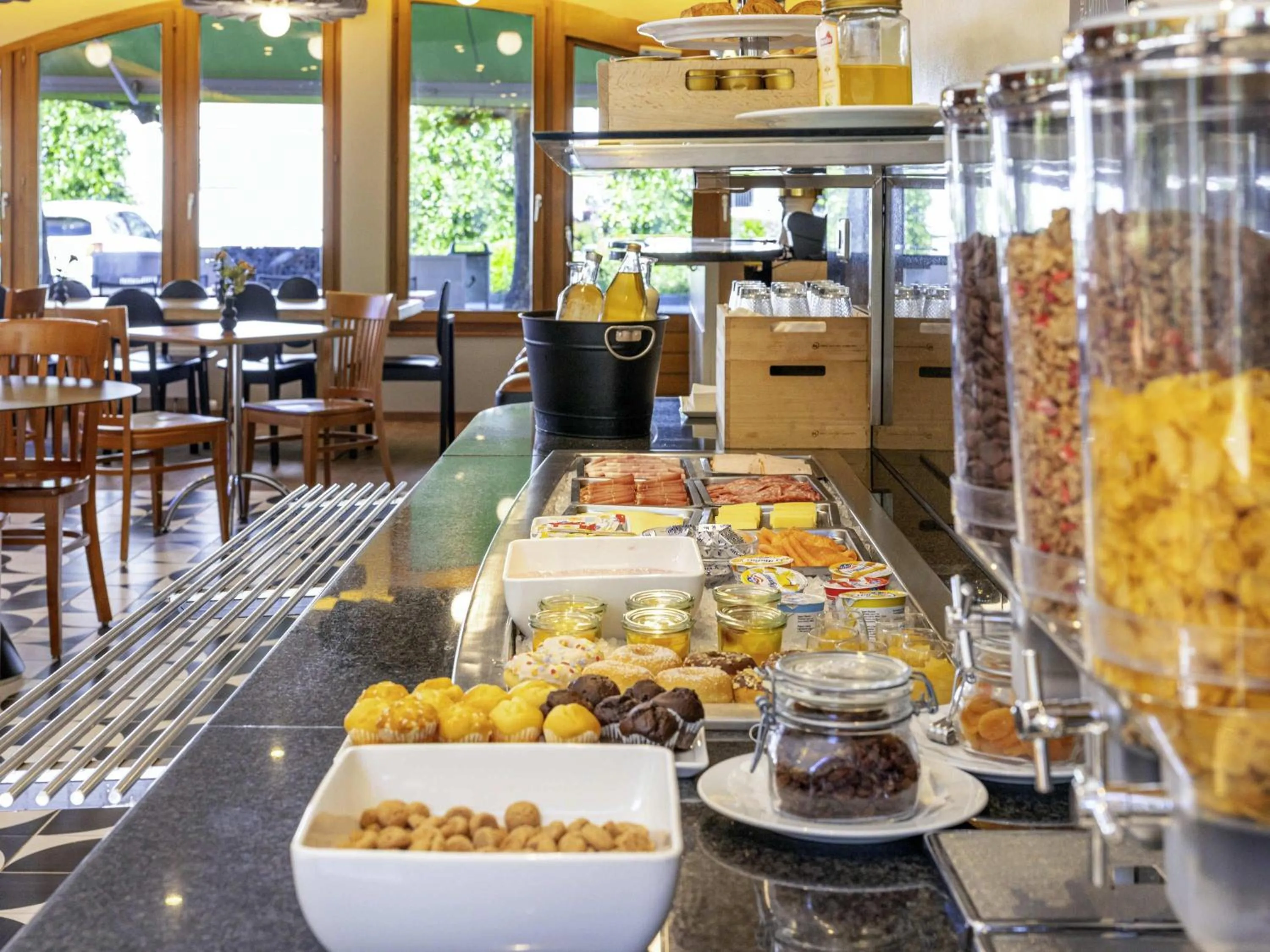 Restaurant/places to eat in Ibis Sion