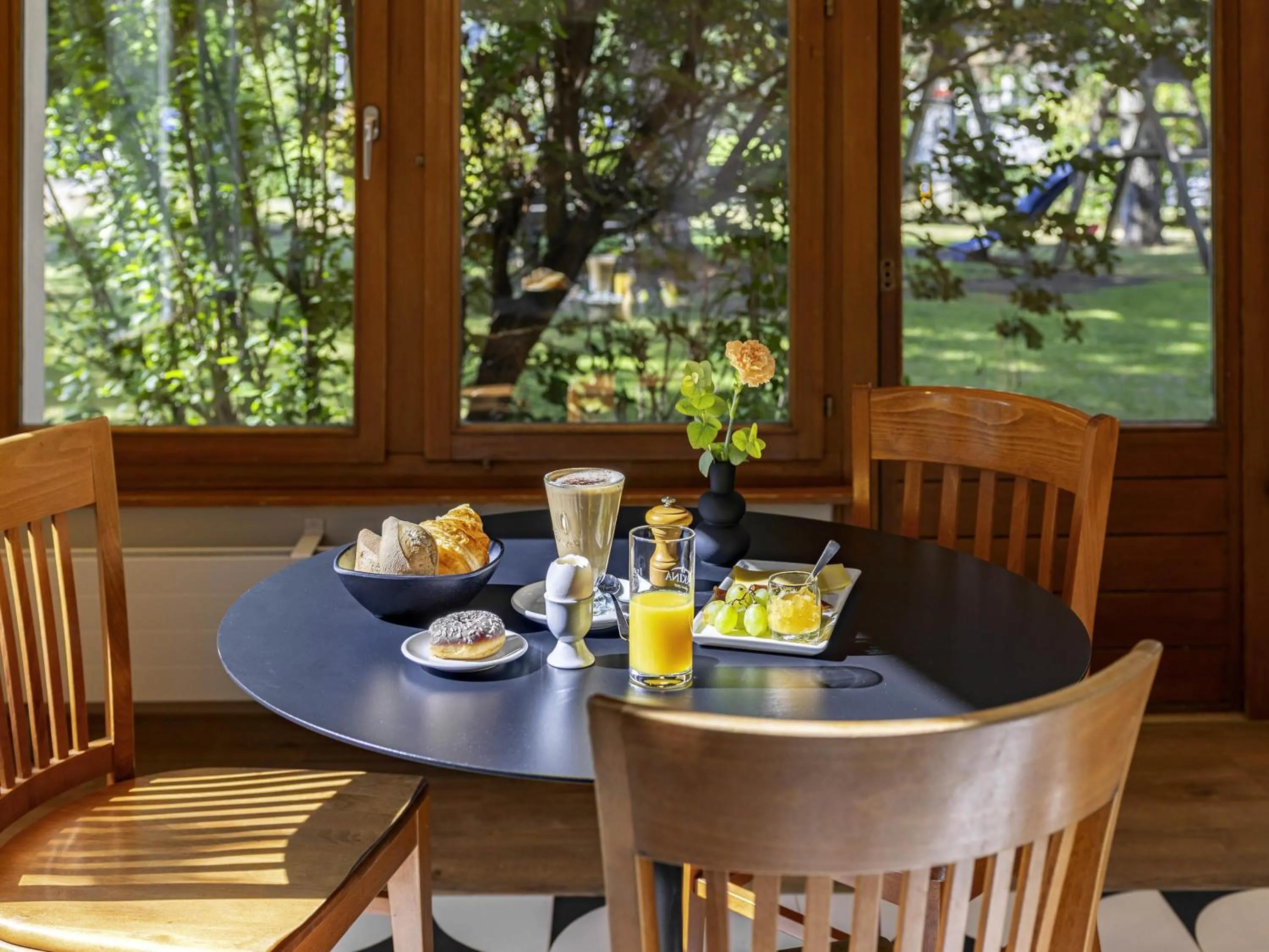 Restaurant/places to eat in Ibis Sion