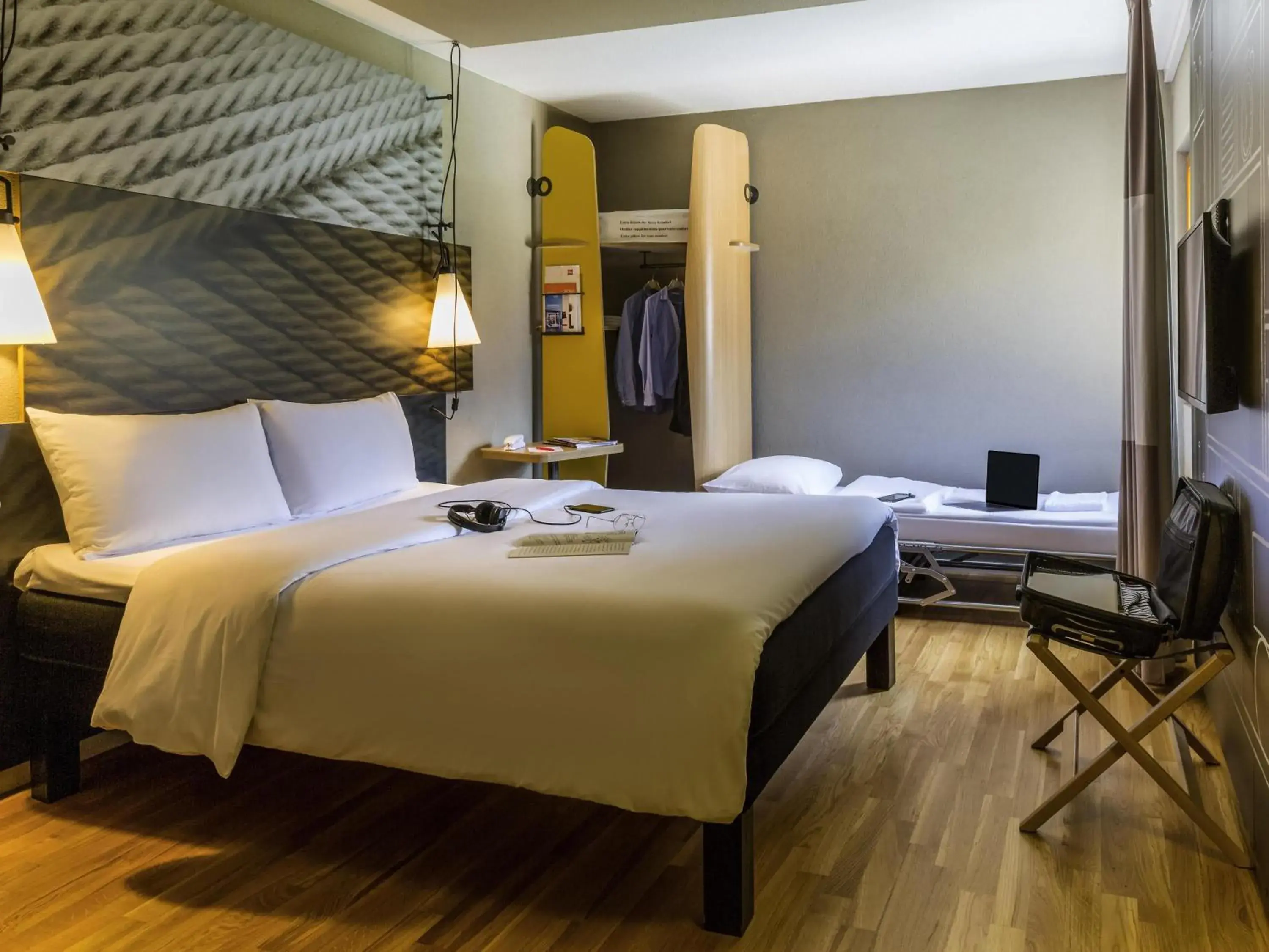 Bedroom, Bed in Ibis Sion Bedroom, Bed in Ibis Sion