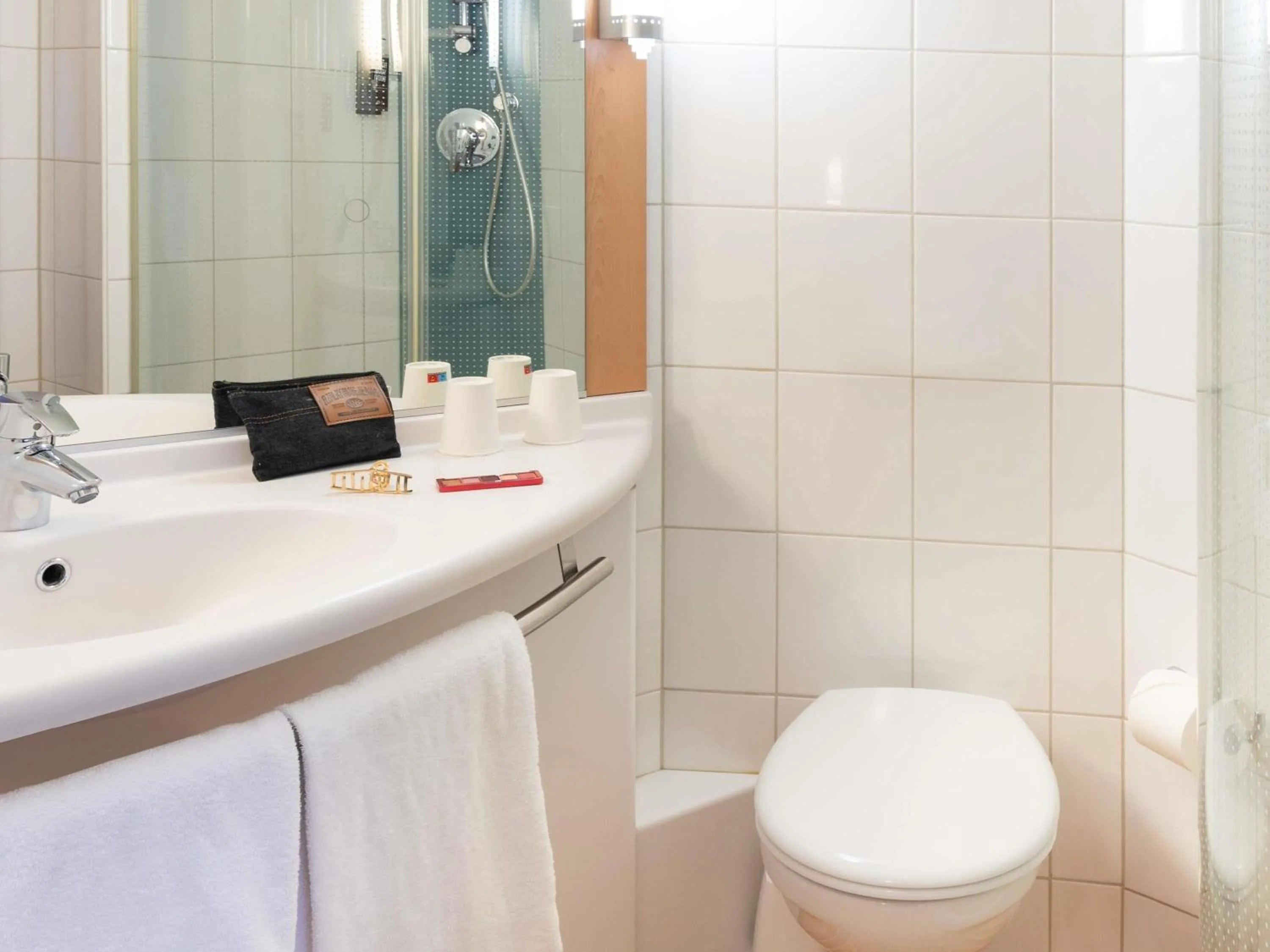 Bedroom in ibis Basel Bahnhof