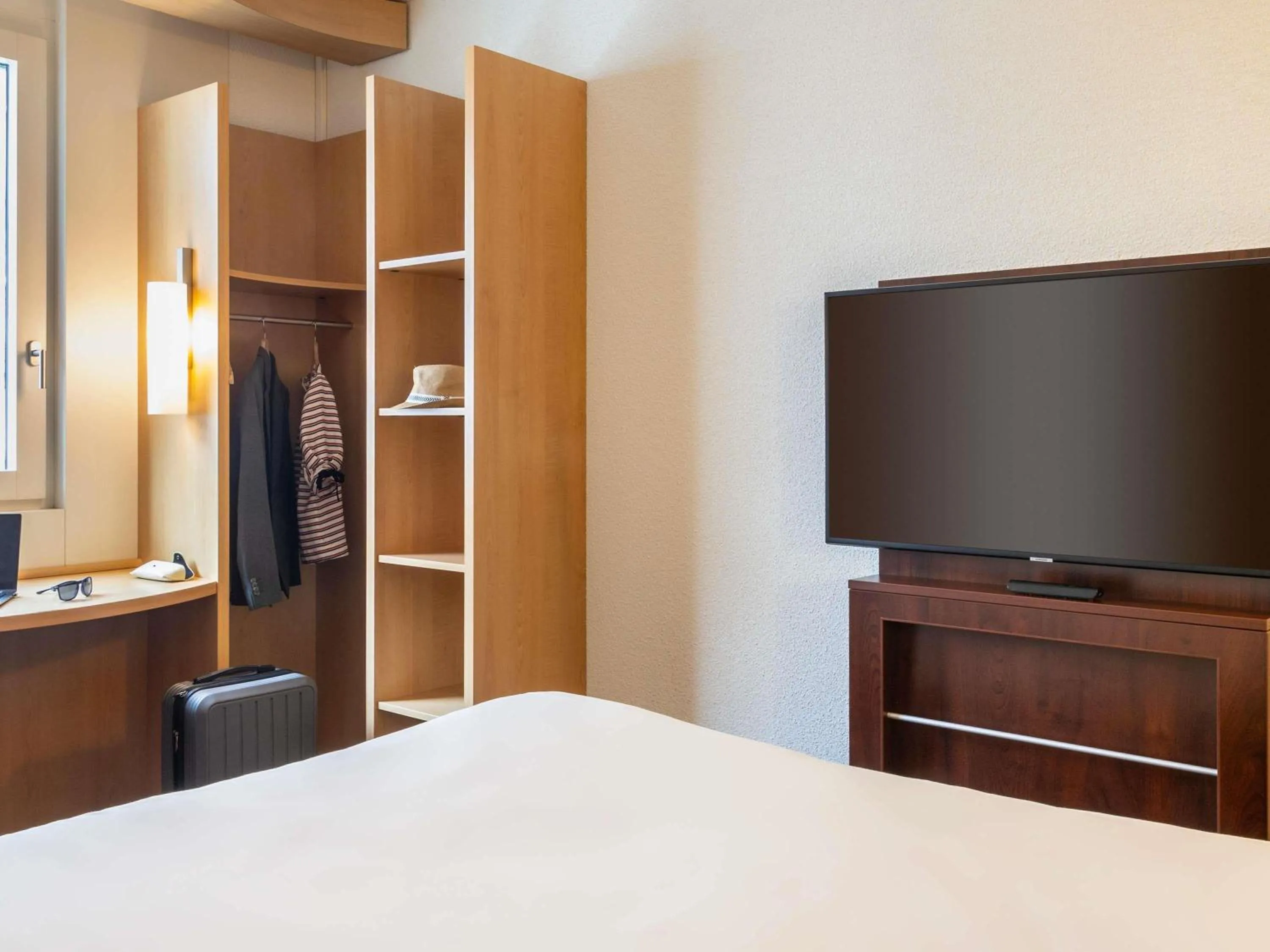 Bedroom, Bed in ibis Basel Bahnhof