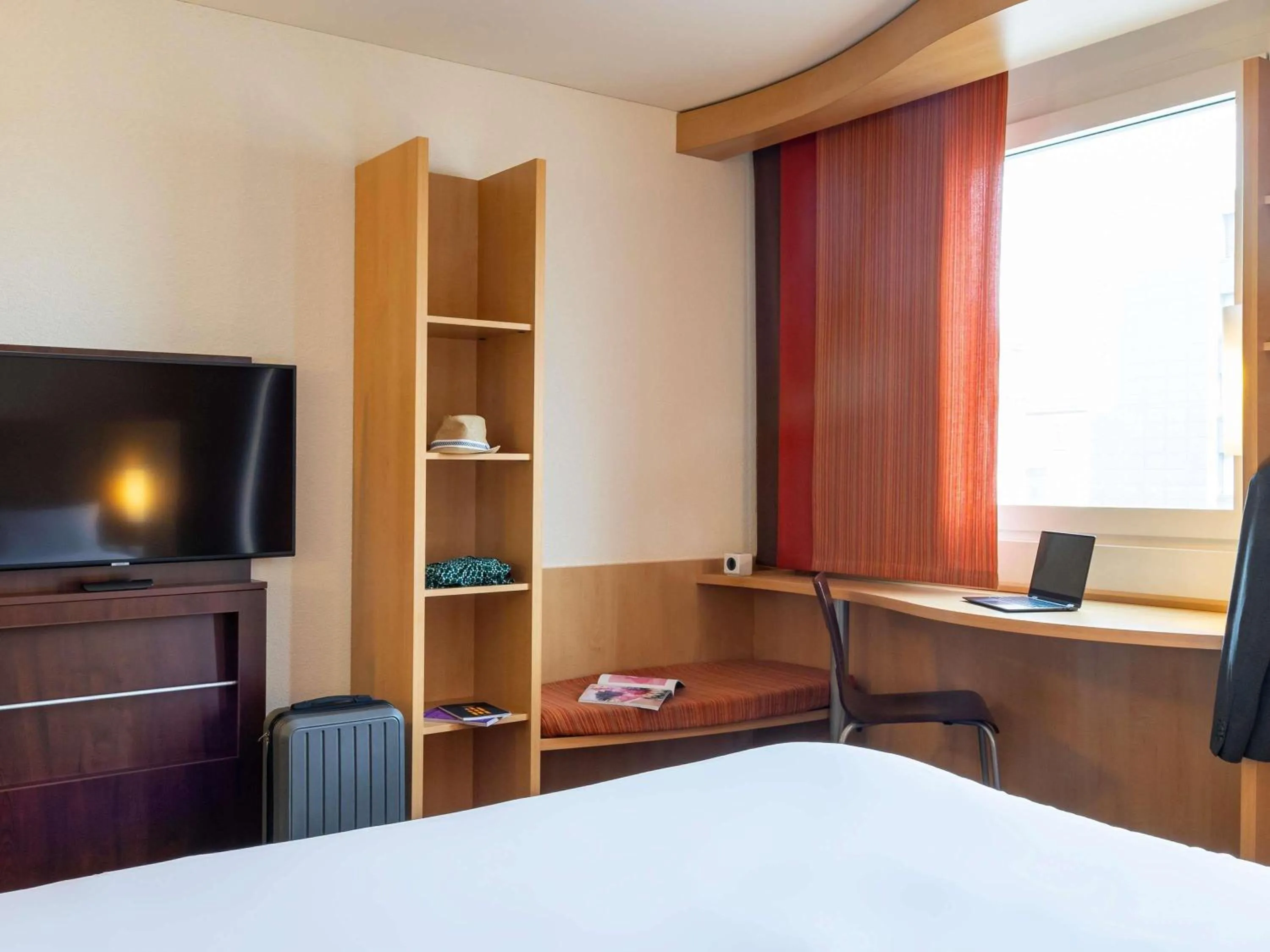 Bedroom, Bed in ibis Basel Bahnhof