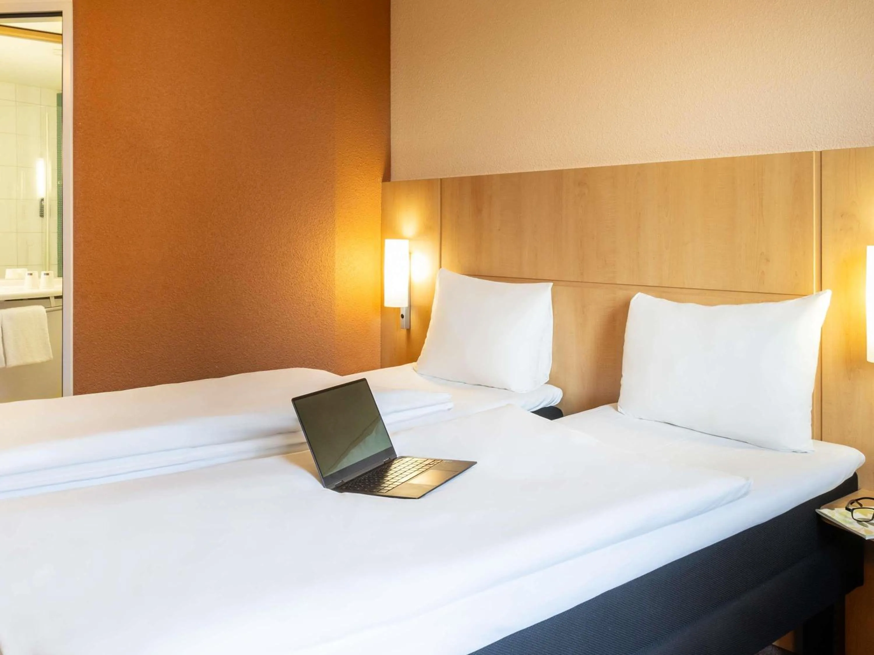 Bedroom, Bed in ibis Basel Bahnhof