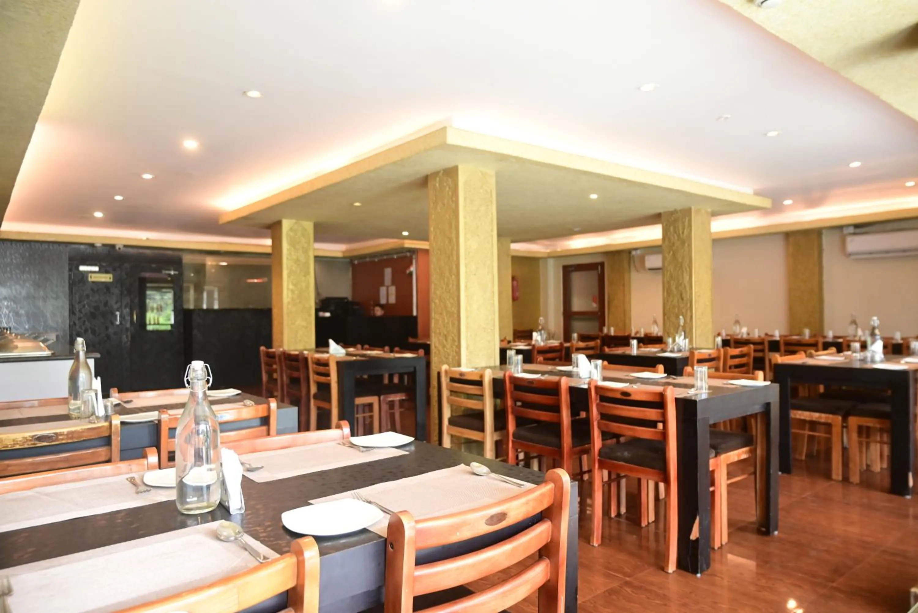 Restaurant/places to eat in Hotel Haywizz