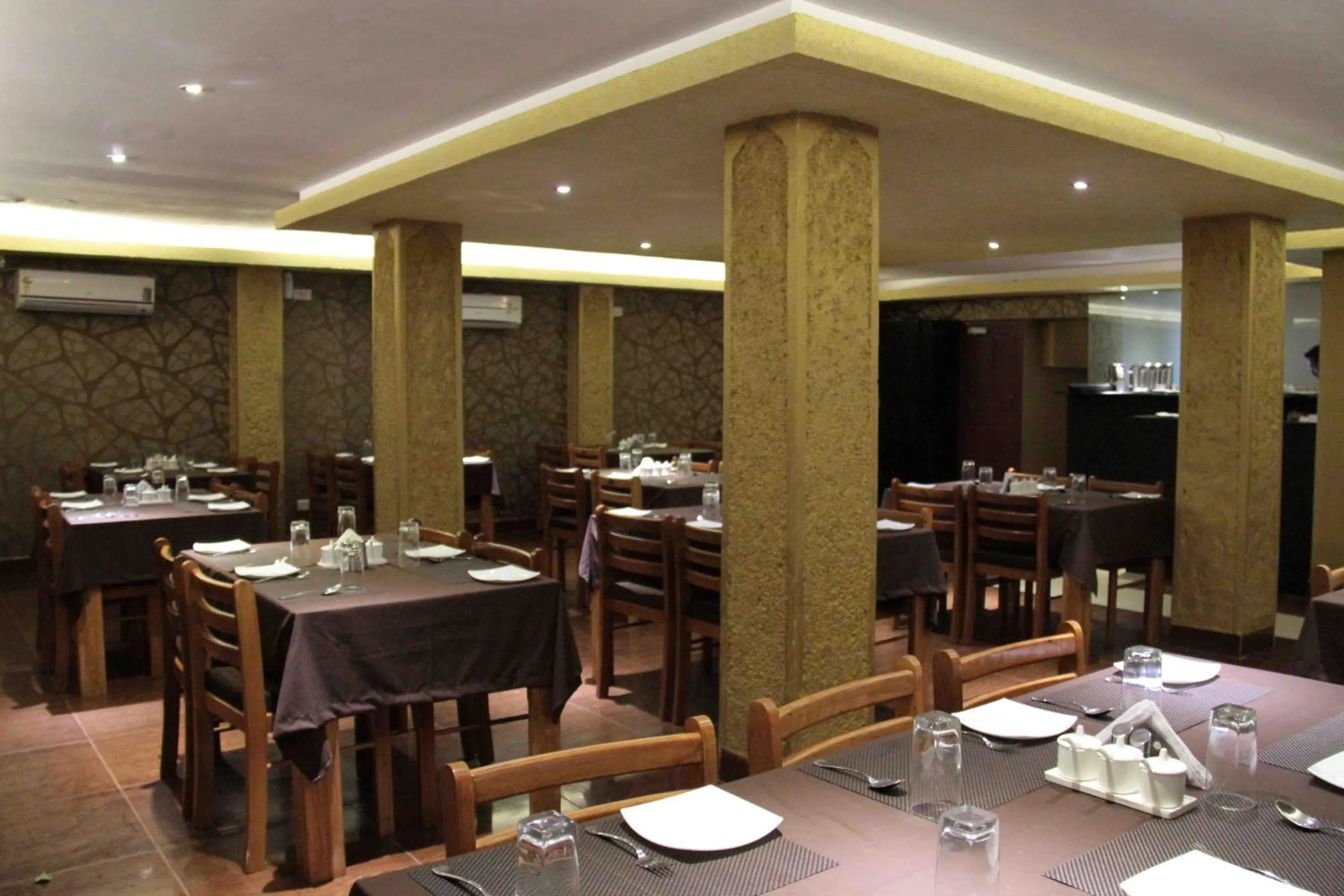Restaurant/places to eat in Hotel Haywizz