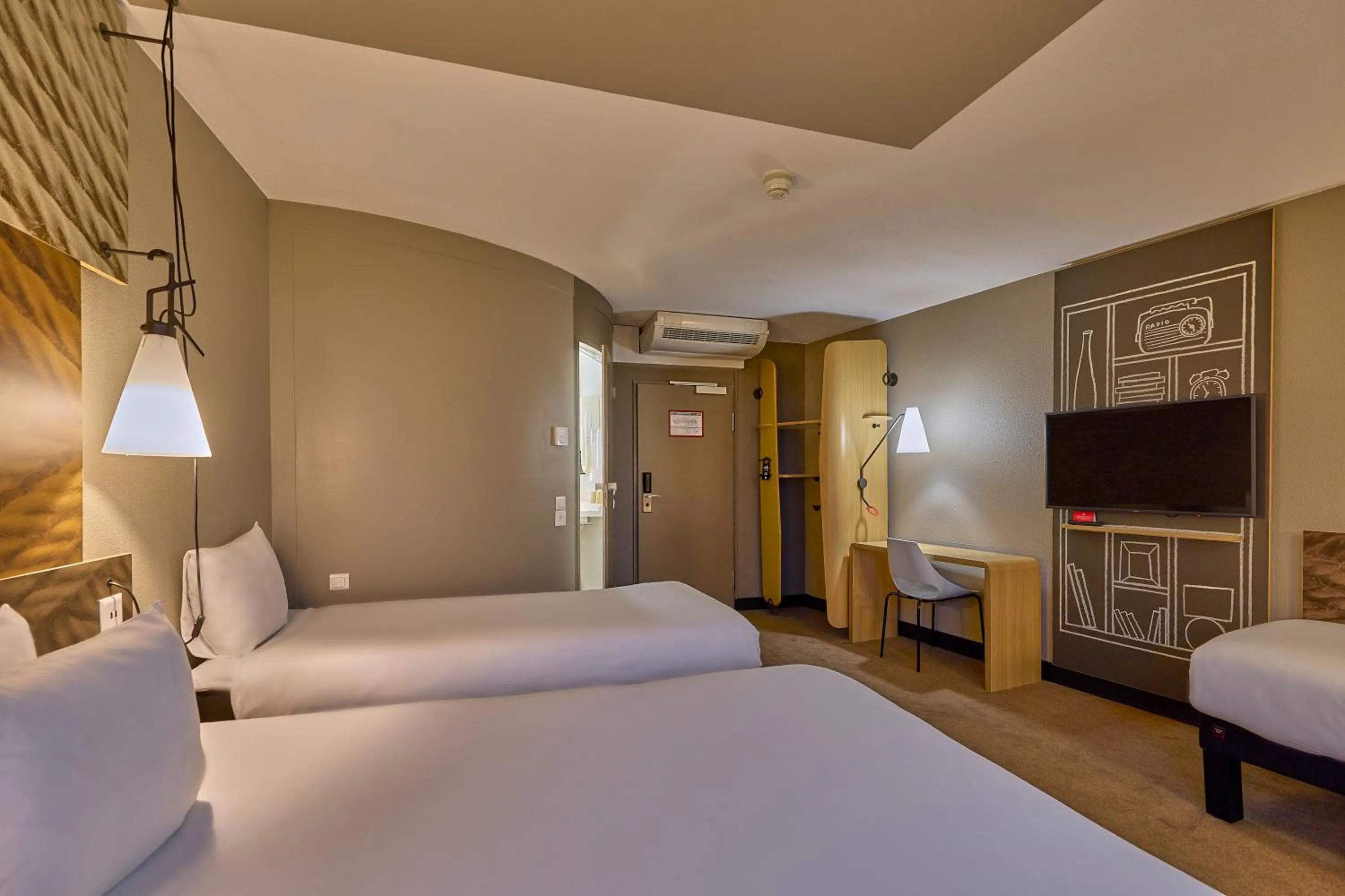 Photo of the whole room, Bed in ibis Bern Expo