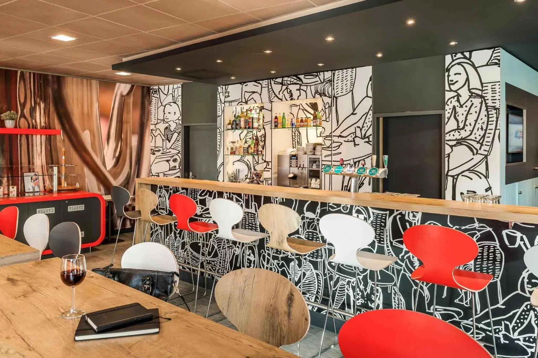 Lounge or bar in ibis Bern Expo