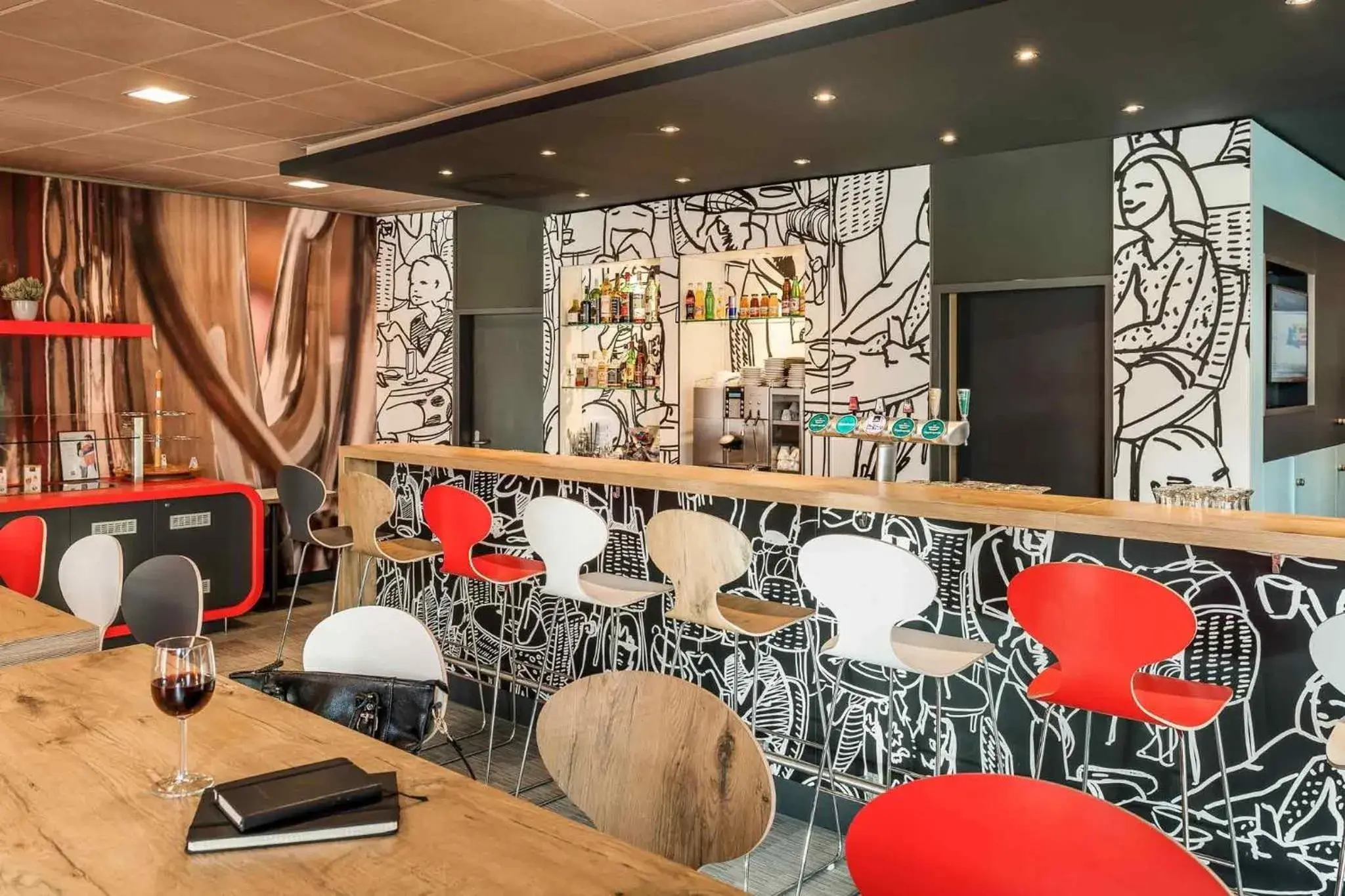 Lounge or bar in ibis Bern Expo Lounge or bar in ibis Bern Expo