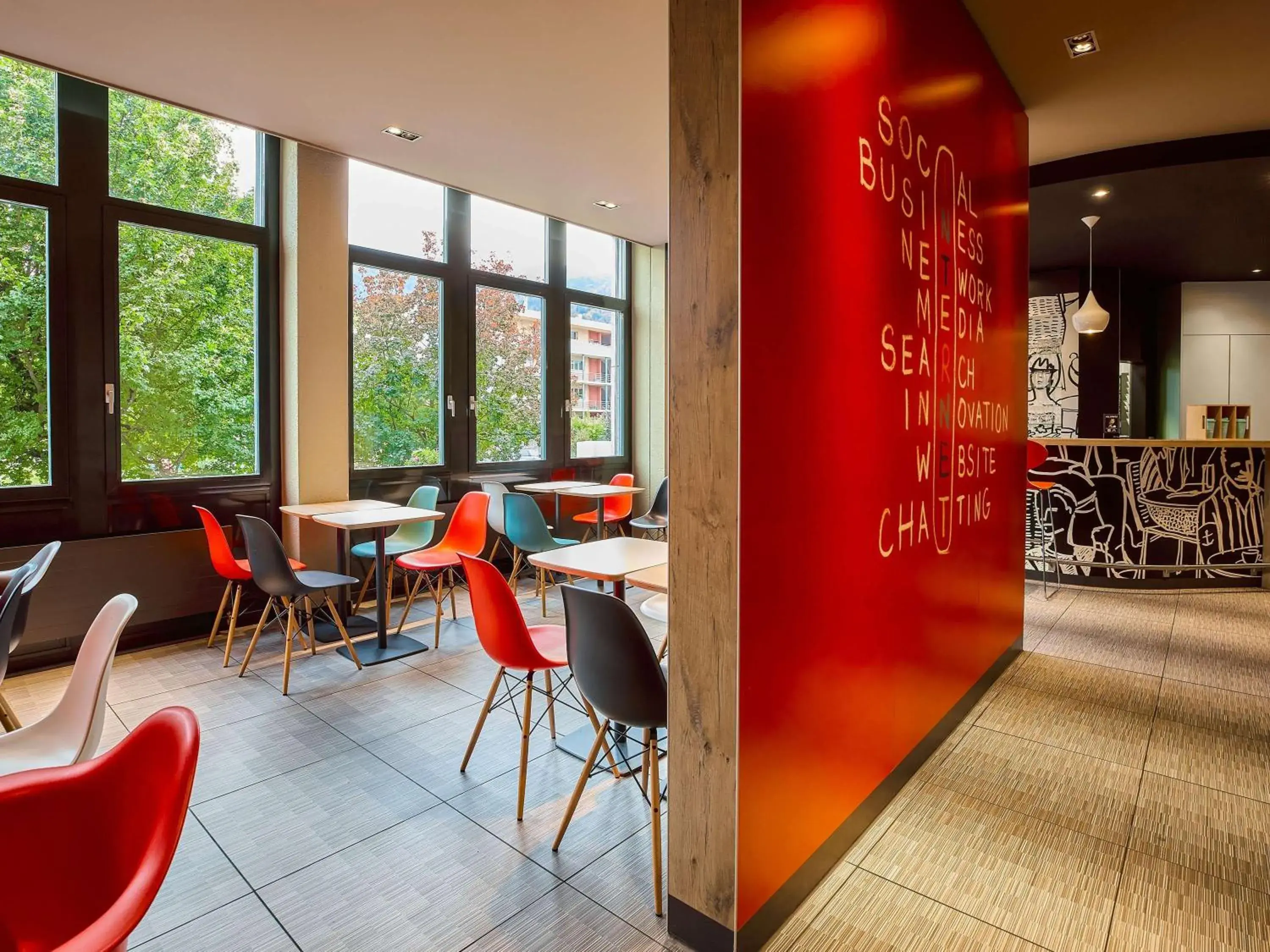 Lounge or bar in ibis Luzern Kriens Lounge or bar in ibis Luzern Kriens