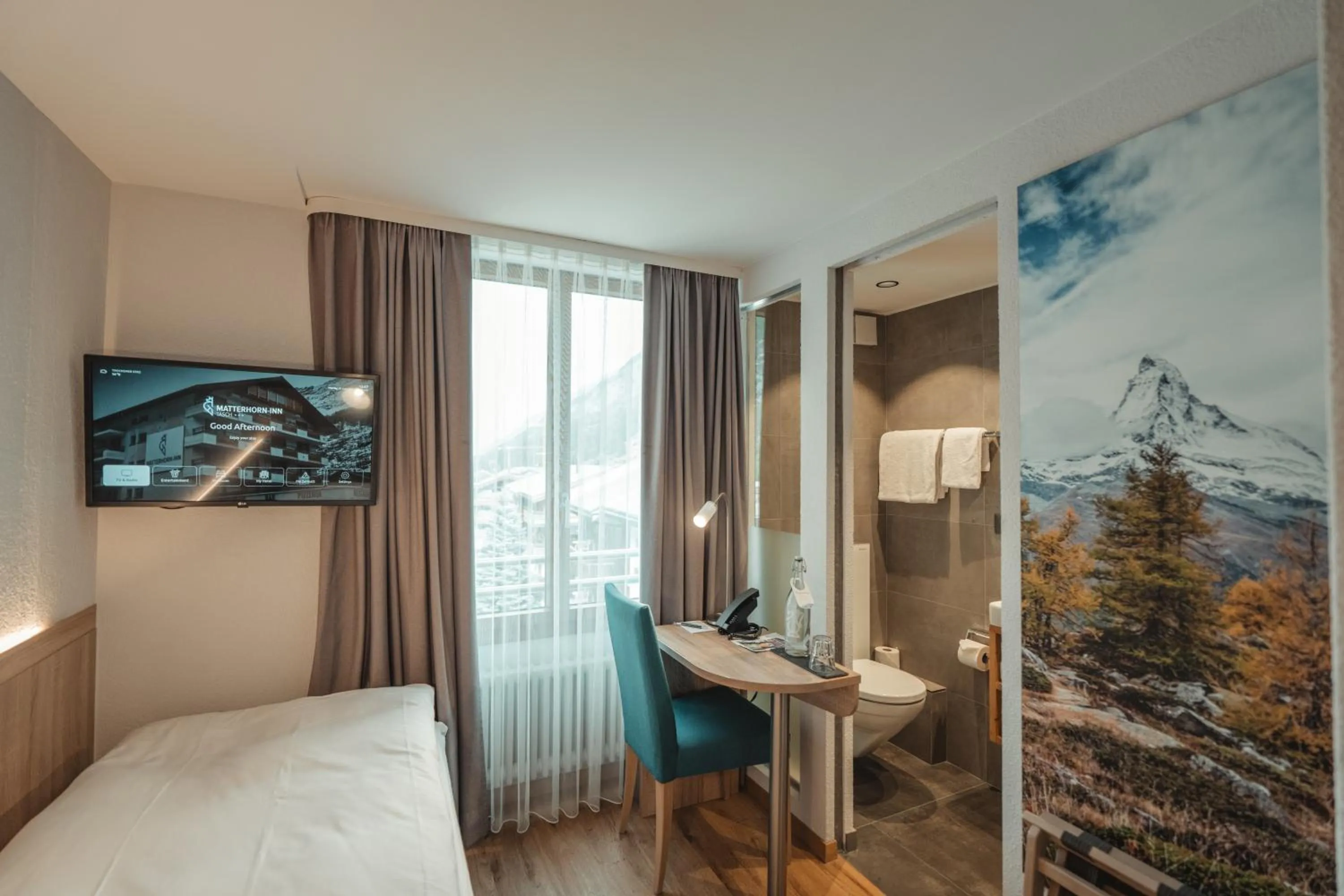 Bathroom, Bed in Hotel Matterhorn Inn