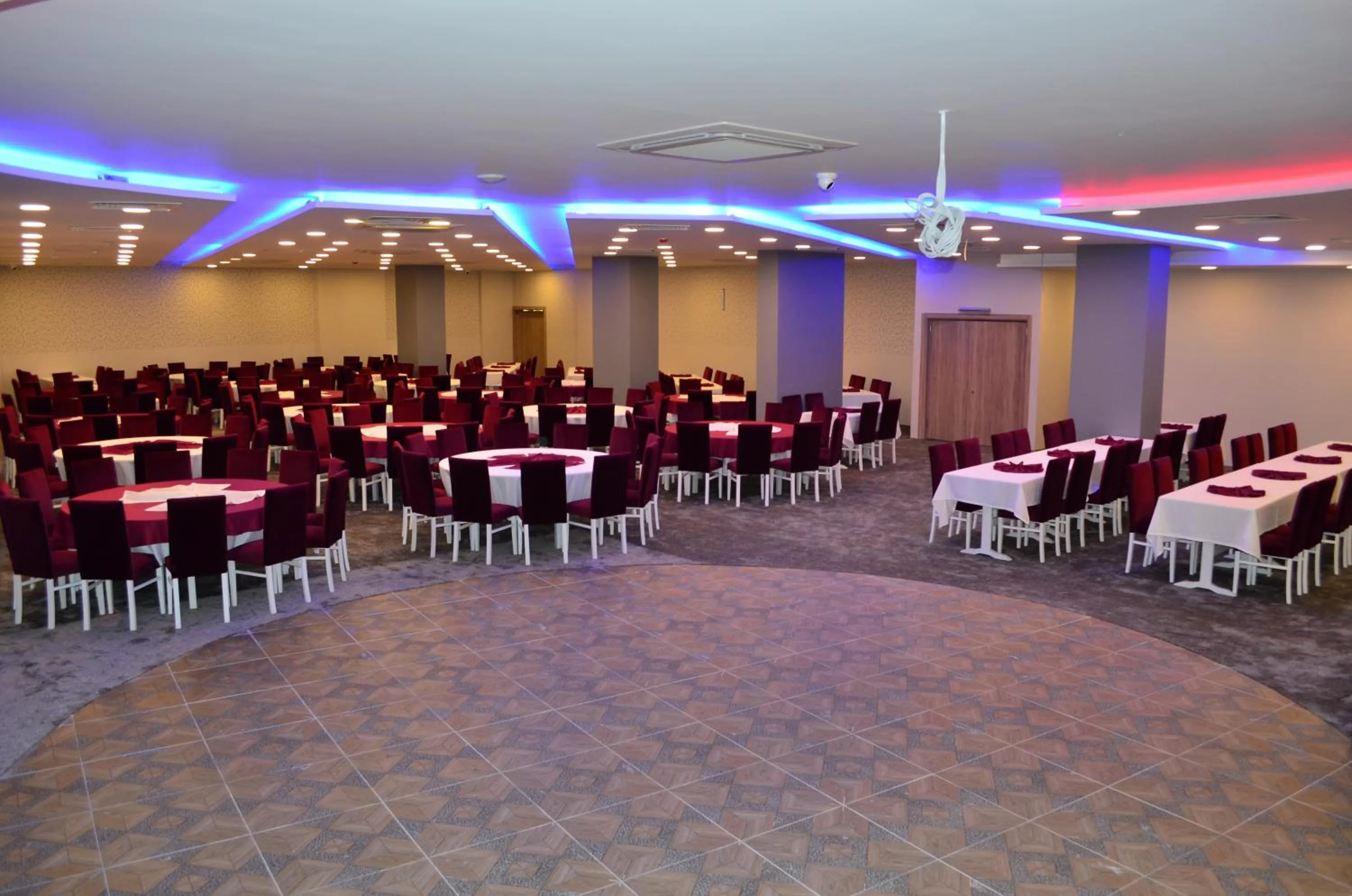 Restaurant/places to eat in Elisa Hotel