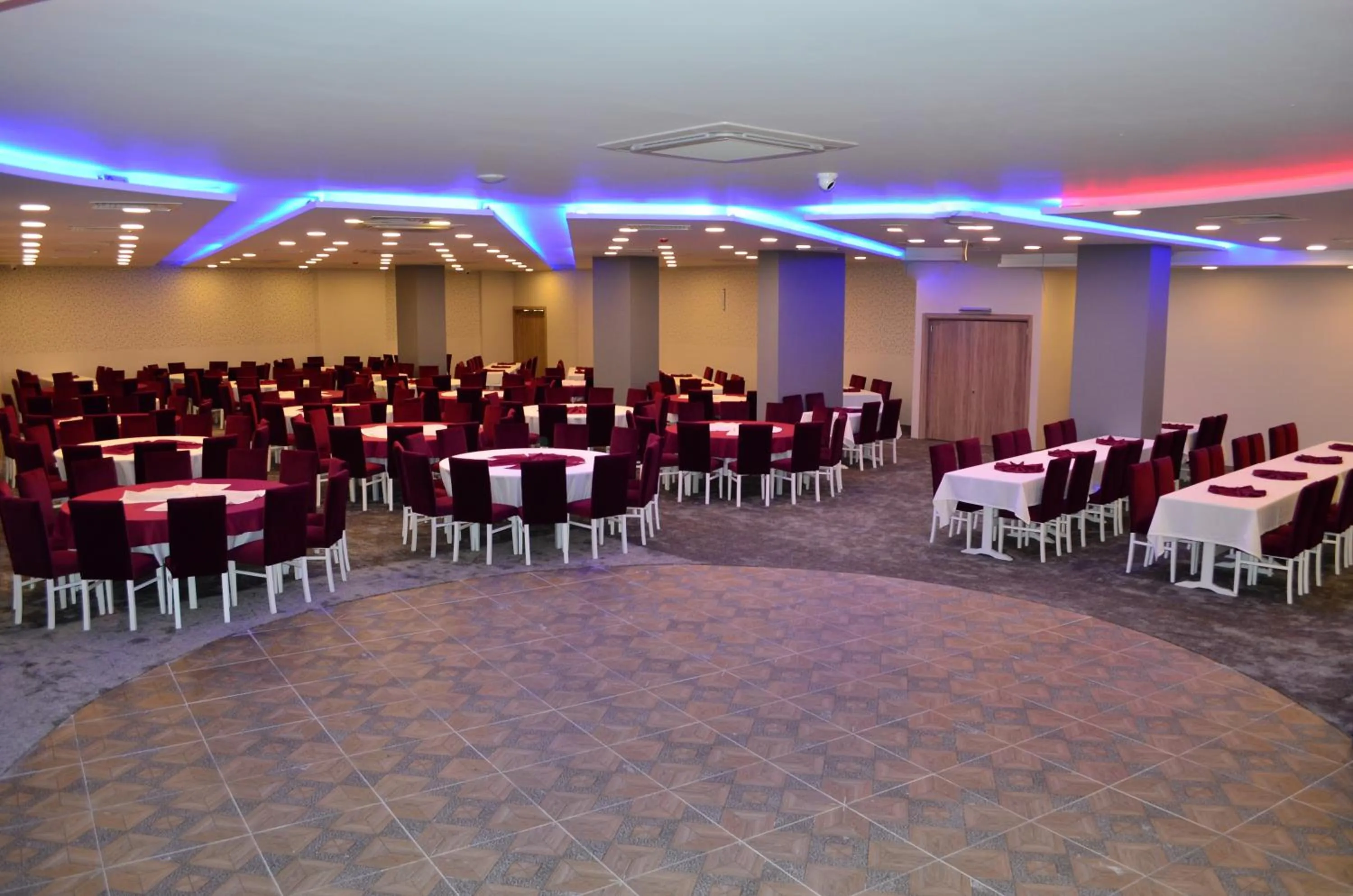 Restaurant/places to eat in Elisa Hotel