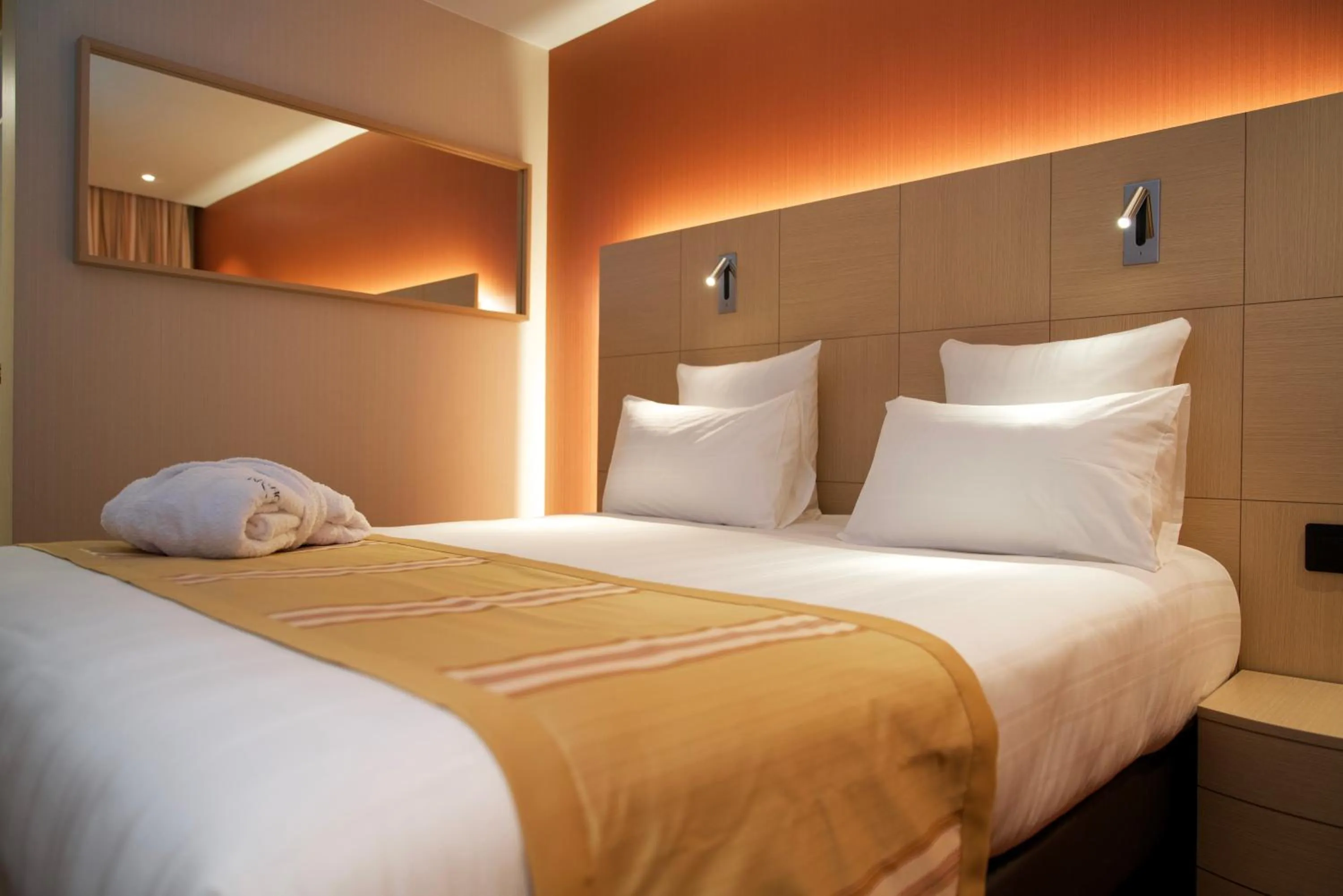 Bed in Nash Airport Hotel