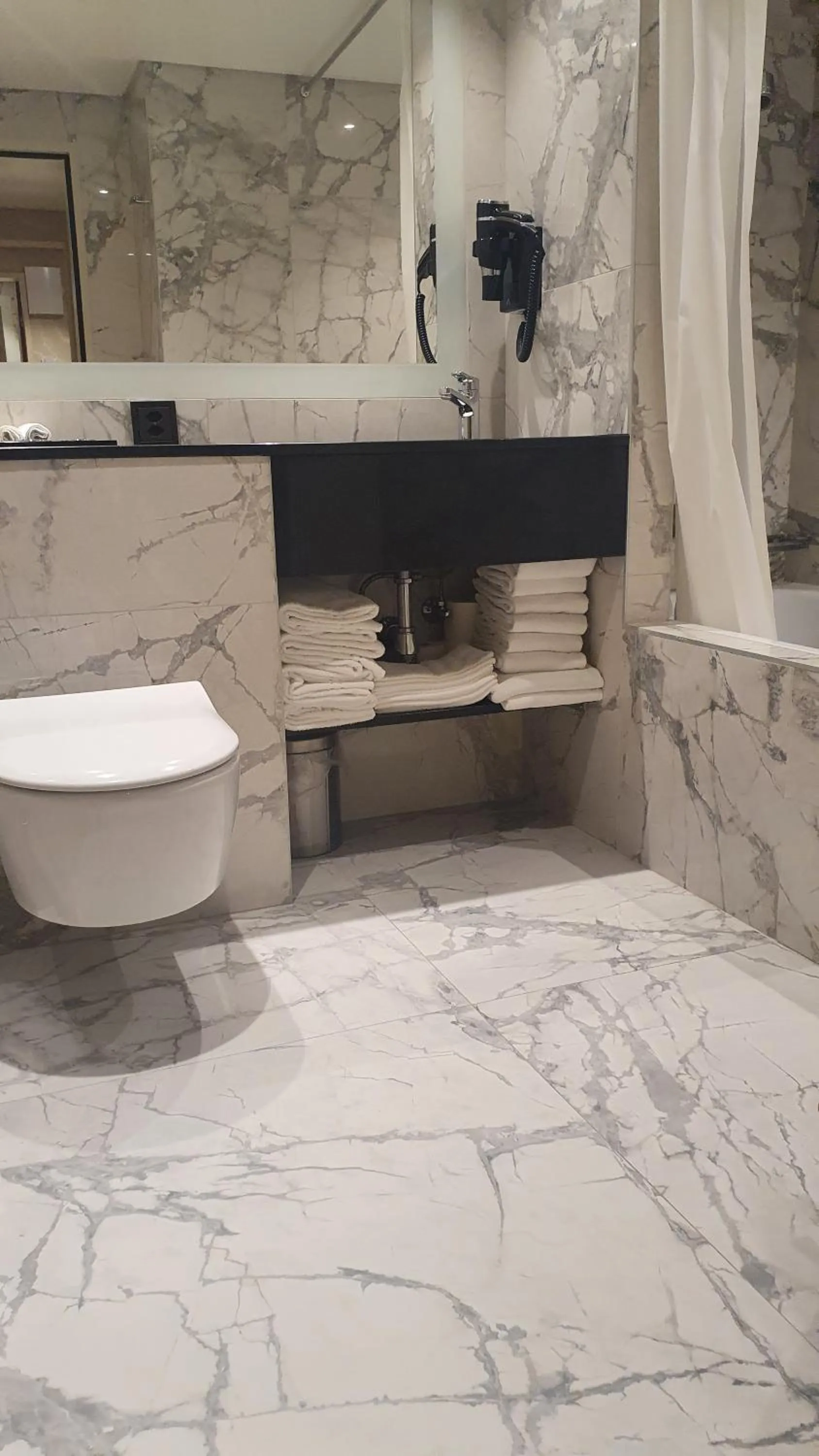 Toilet in Nash Airport Hotel