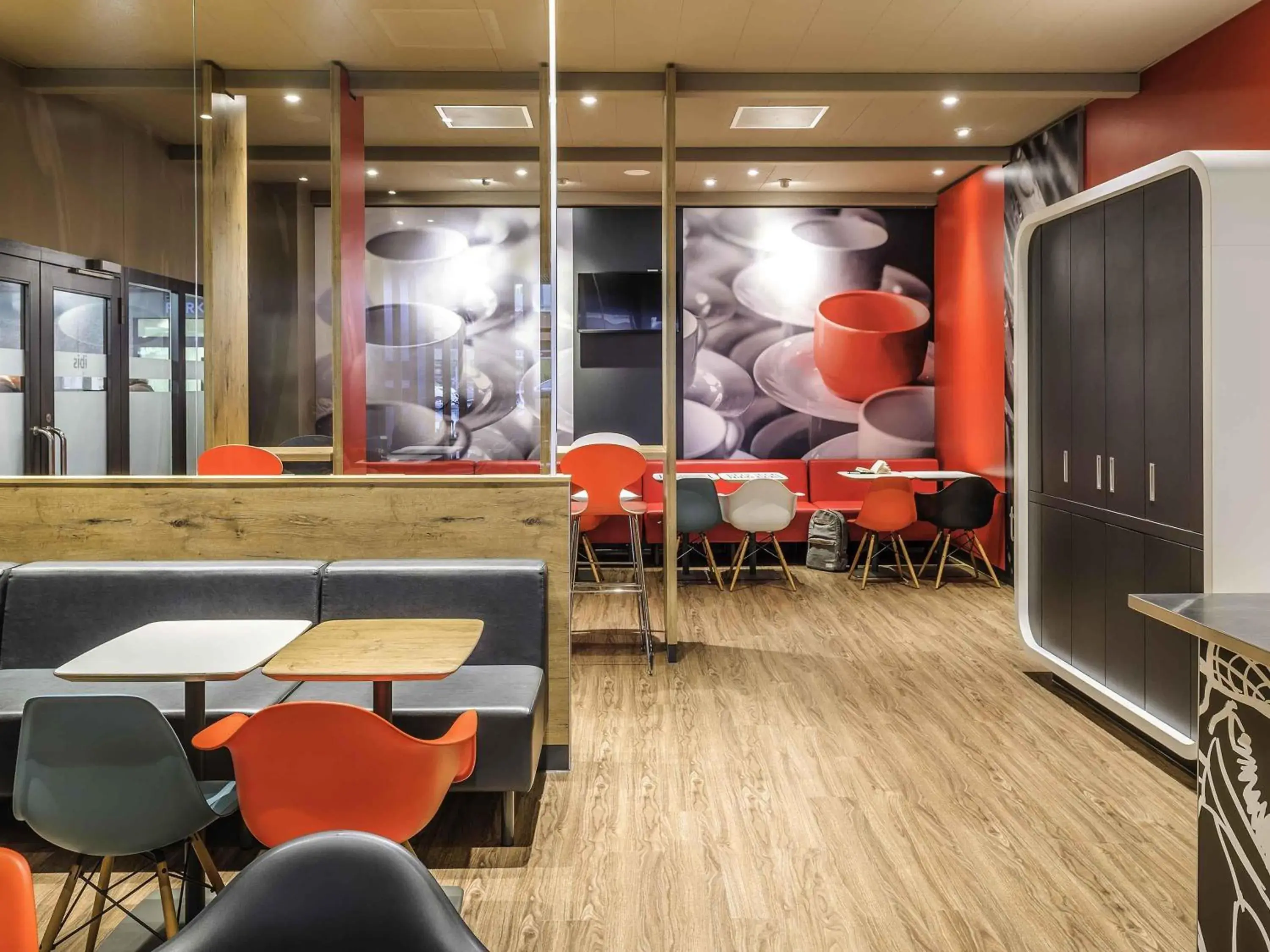 Lounge or bar in ibis Baar Zug Lounge or bar in ibis Baar Zug