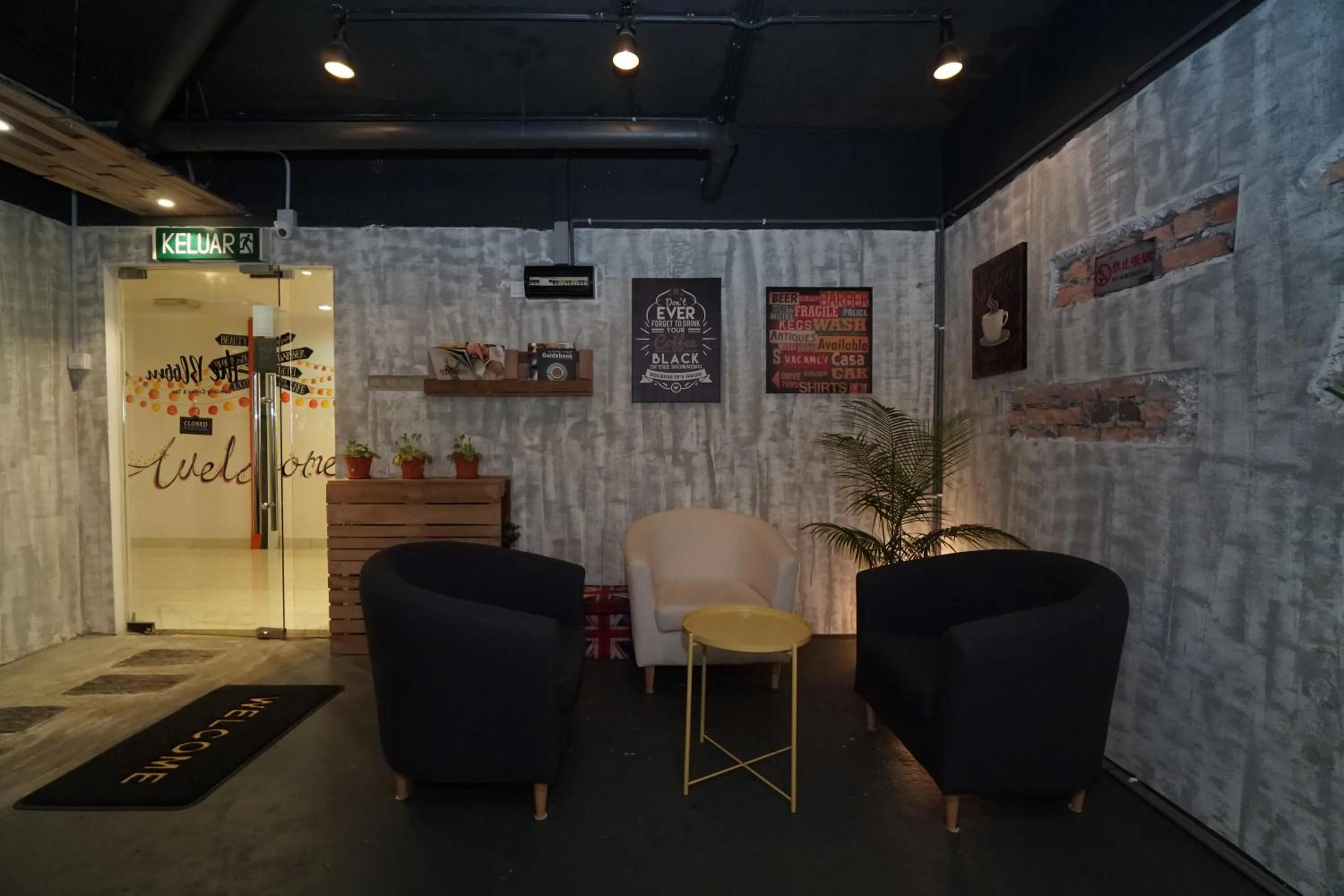 Restaurant/places to eat in Bloommaze Boutique Hotel Puchong