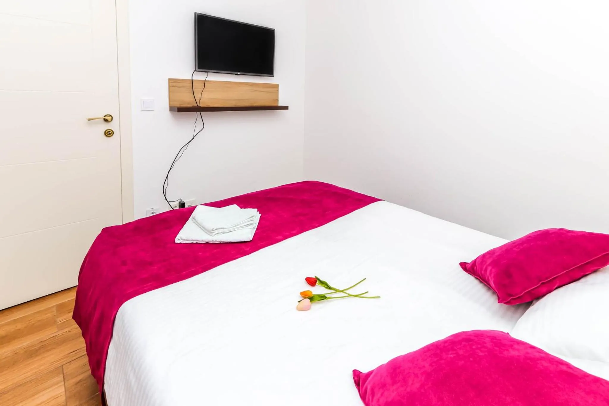 Bedroom, Bed in Aqua Breeze Apartments