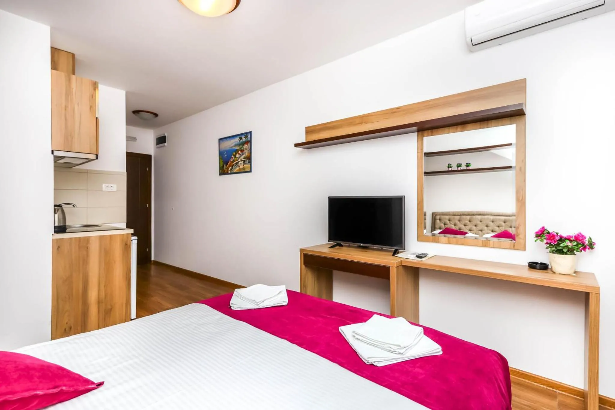 Bedroom, Bed in Aqua Breeze Apartments